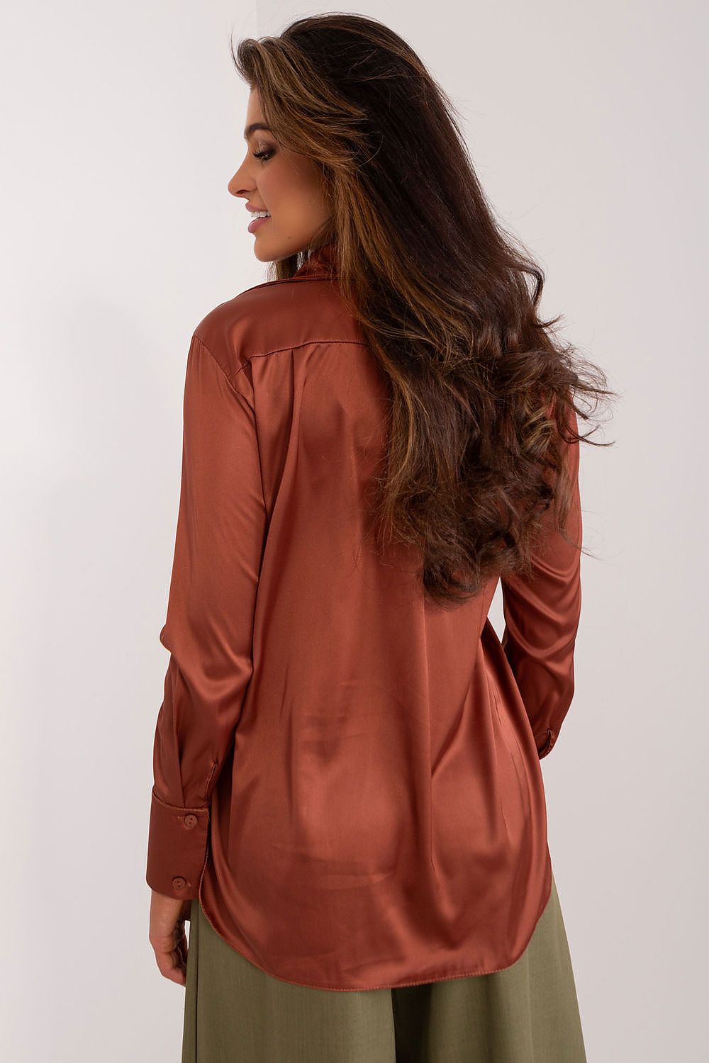 Back view of timeless women’s cotton shirt in standard length design.