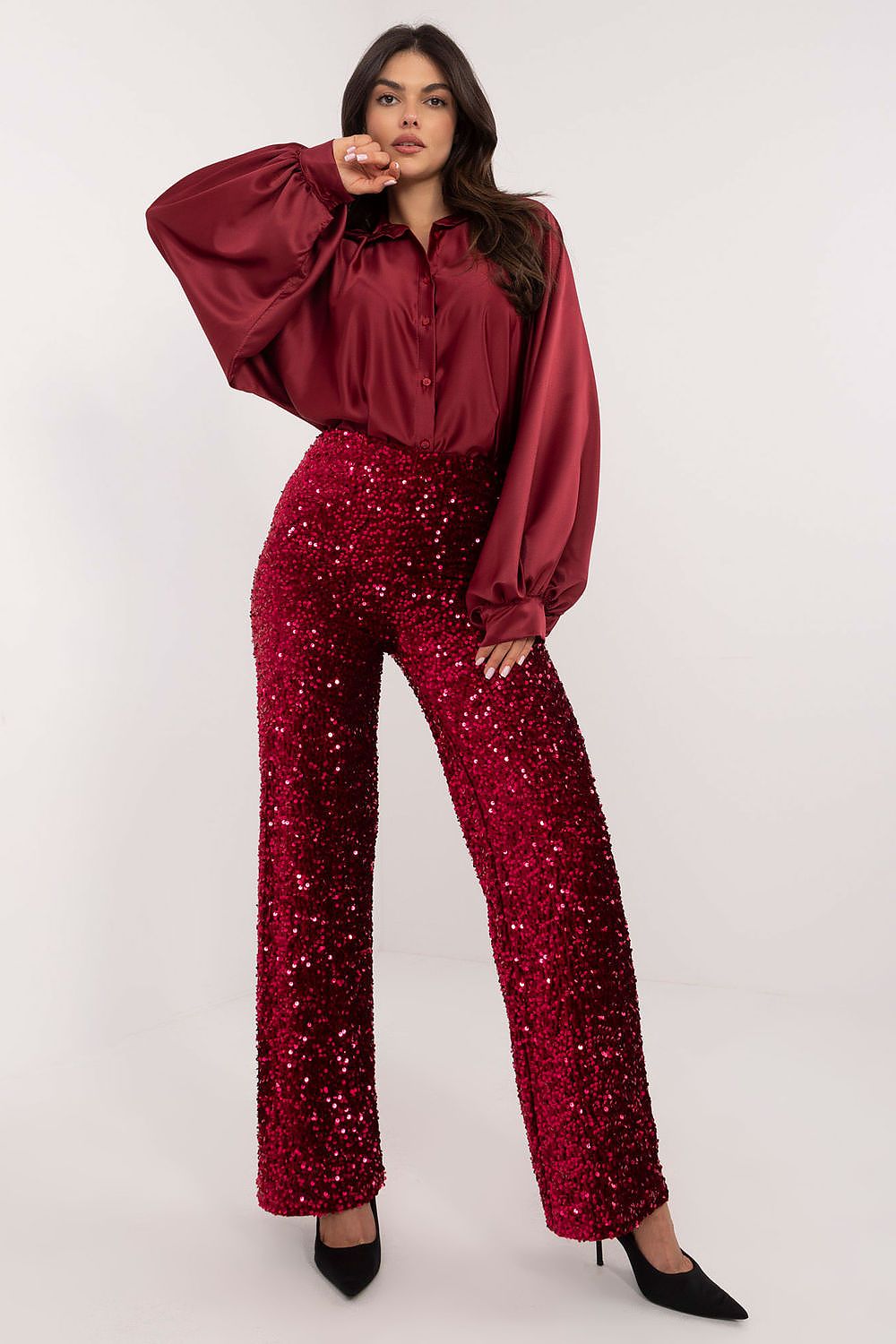 Red sequin trousers front view on mannequin – shimmering, elegant evening style.