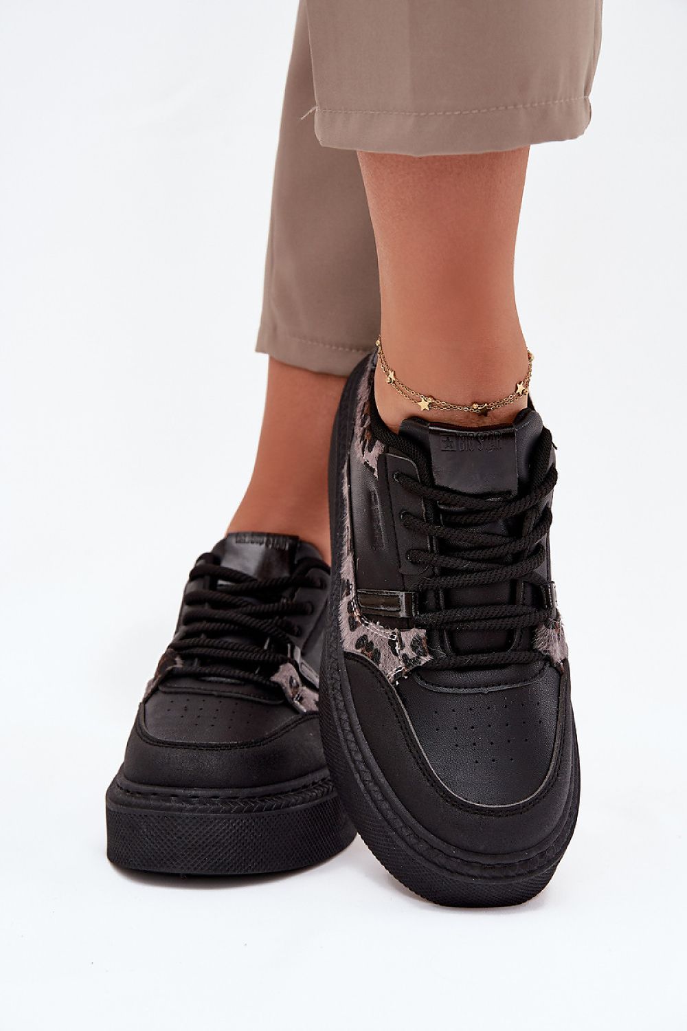 Front view – Black Big Star eco leather platform sneakers with laces.
