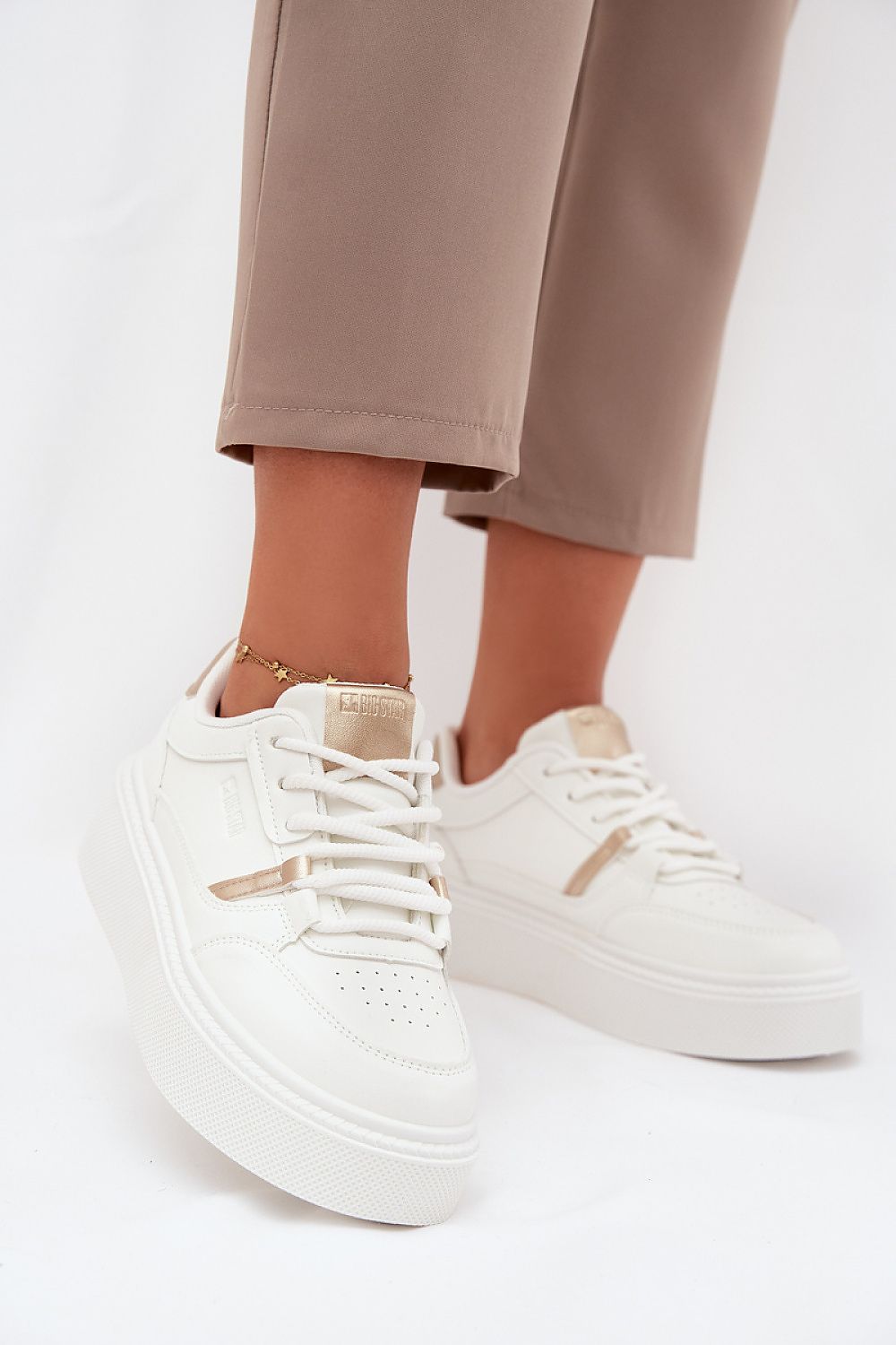 Front view – White Big Star eco leather sneakers with platform sole.