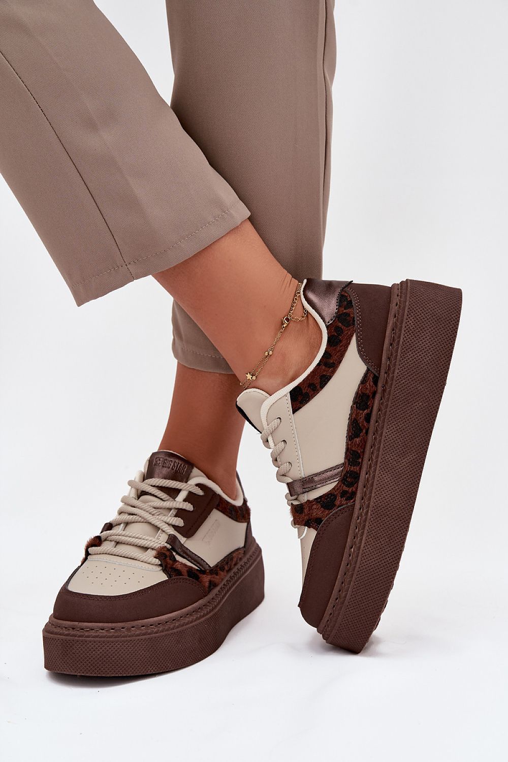 Side view – Brown women’s platform sneakers showing modern style.