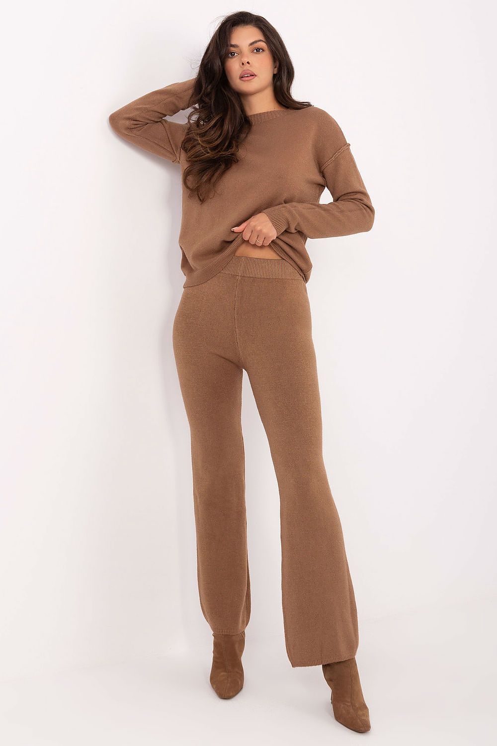 Front view – Casual women’s set with round-neck sweater and high-waisted wide-leg pants.