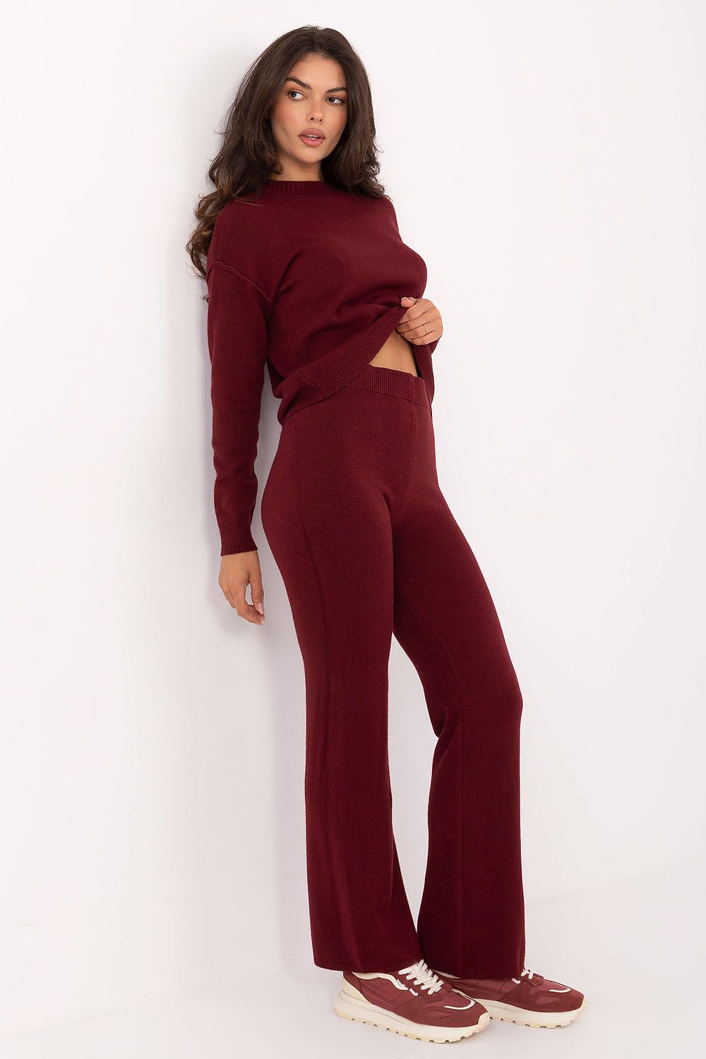 Side view – Modern casual outfit showing smooth pattern and relaxed fit.
