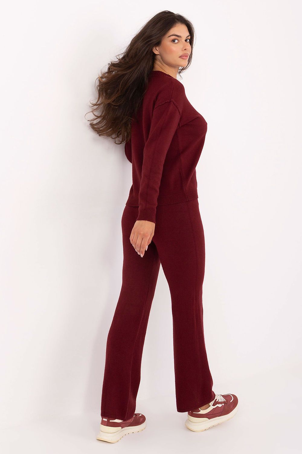 Back view – Women’s sweater and pants set highlighting comfort and elastic fit.