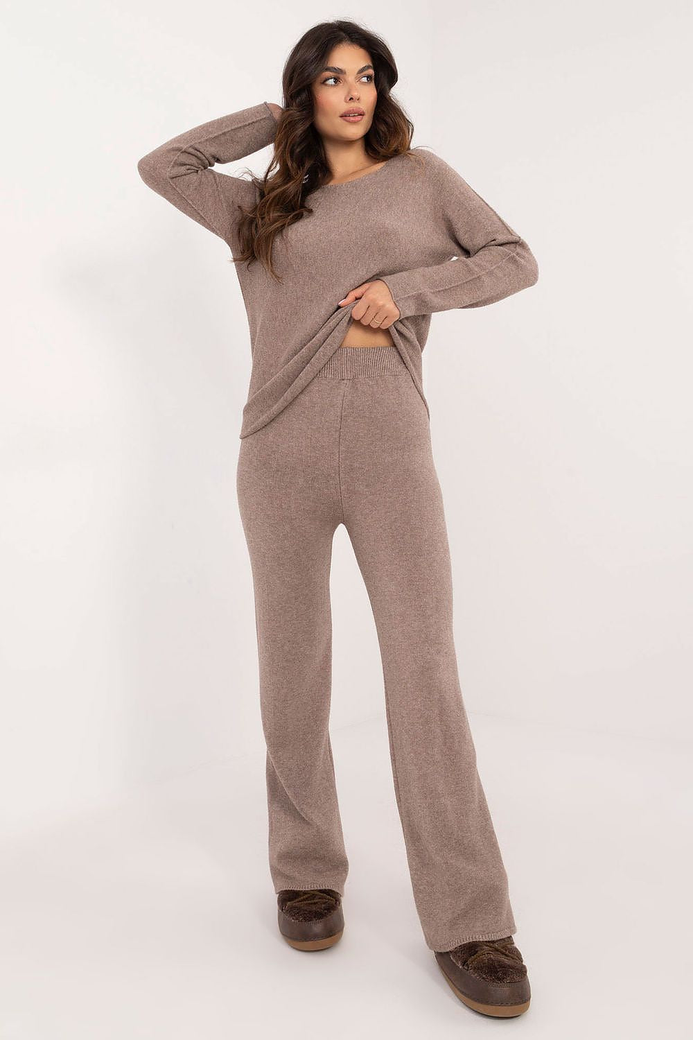 Casual women’s sweater set with round-neck sweater and wide-leg pants – front view.