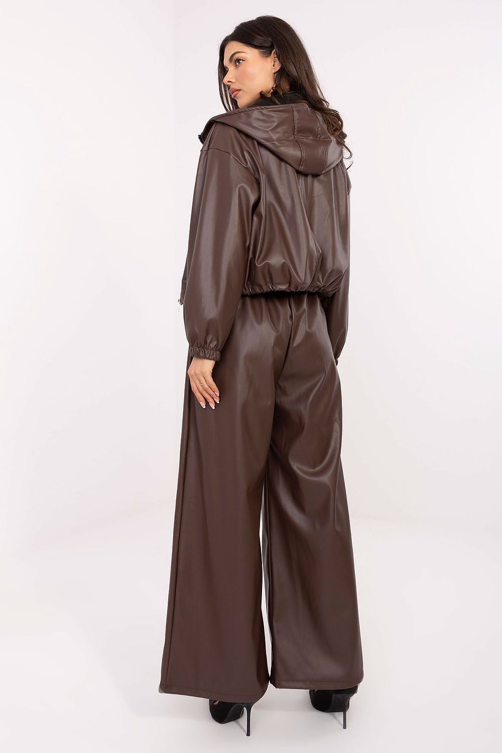 Elegant eco-leather pants with elastic waistband and side pockets in brown