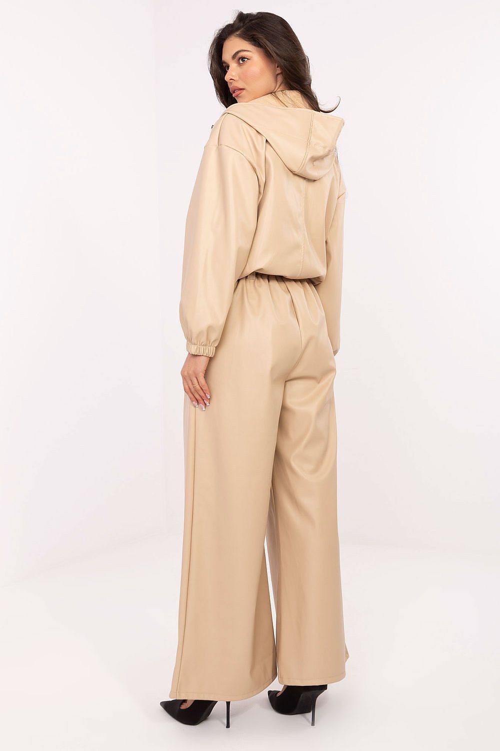 Elegant eco-leather pants with elastic waistband and side pockets in beige