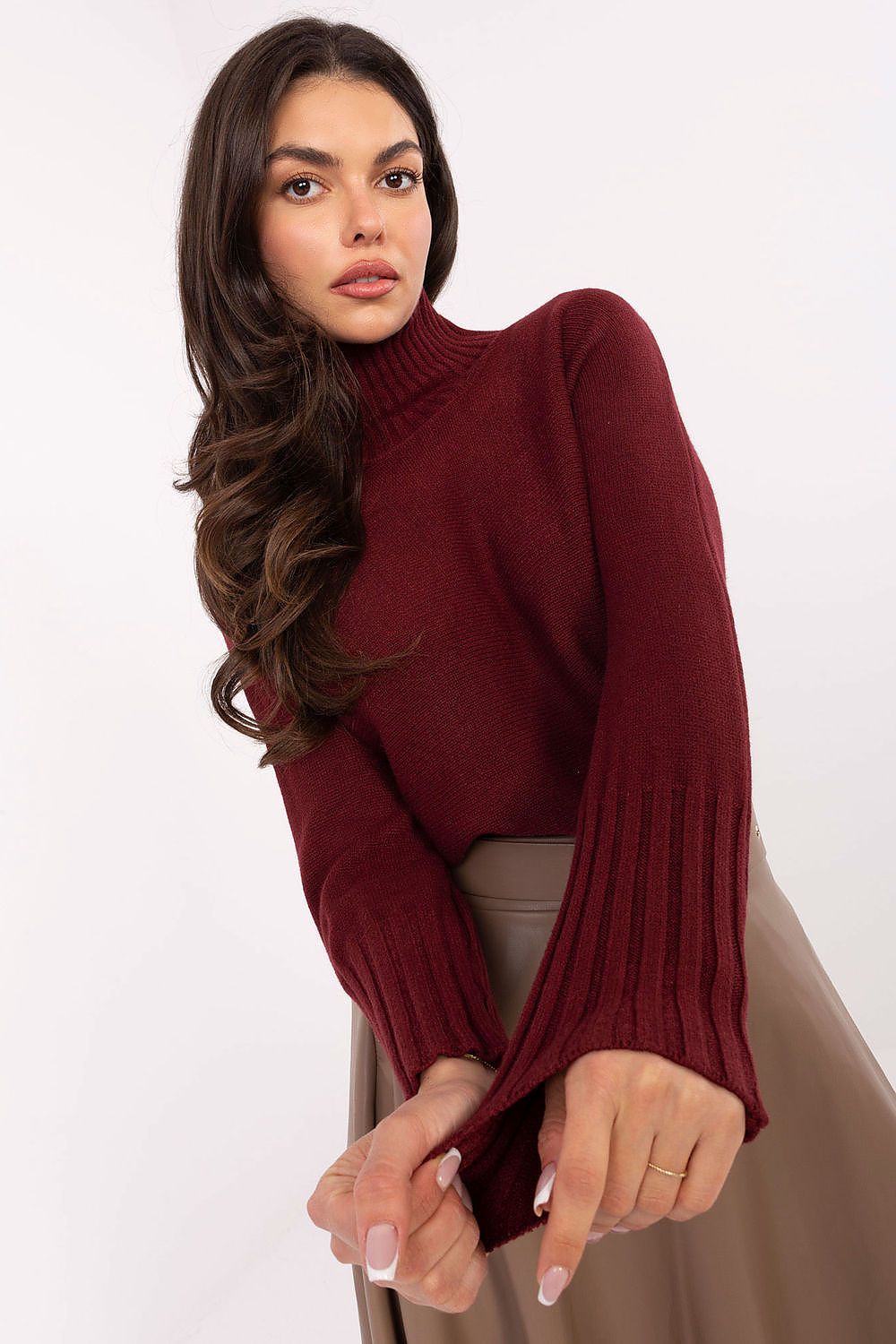 Classic women’s turtleneck sweater with long sleeves in red 2