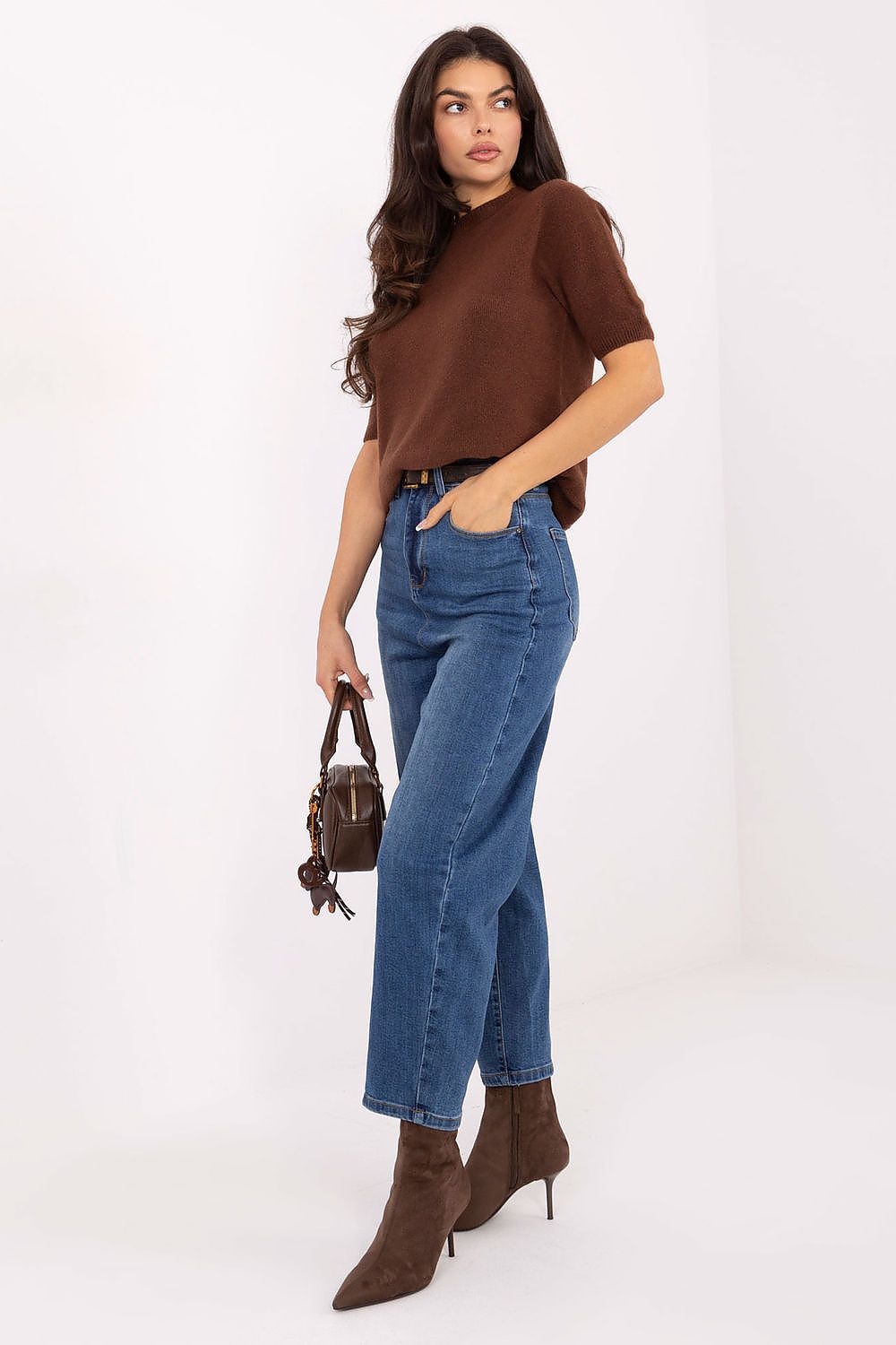 High-waisted denim balloon jeans tapered at the ankle, side angle.