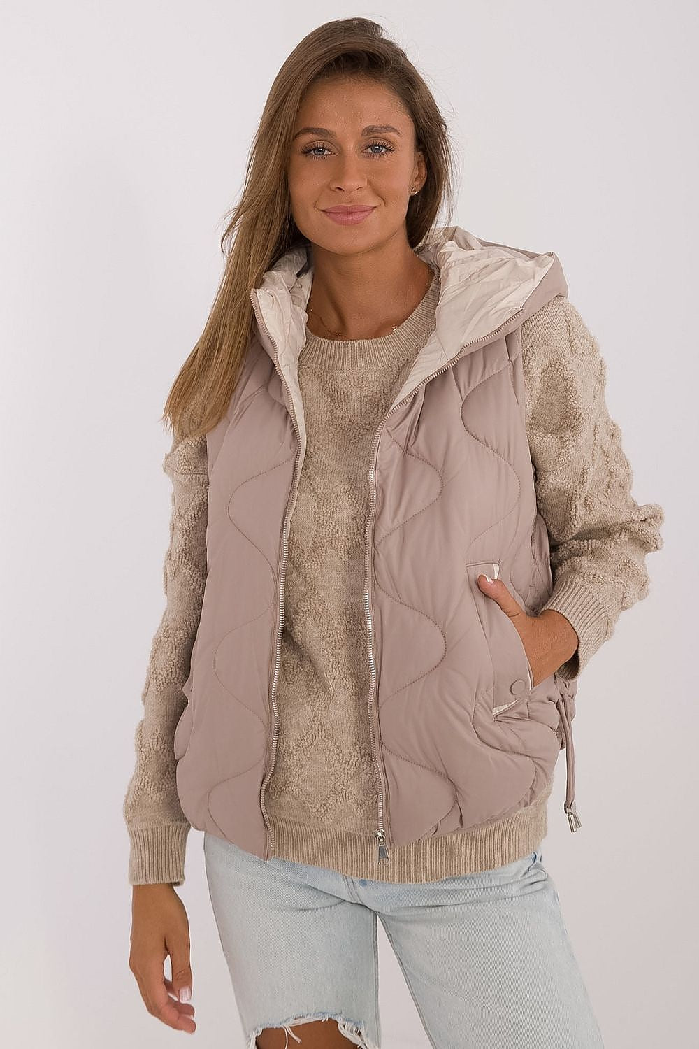 Women's beige quilted gilet with practical hood and synthetic insulation