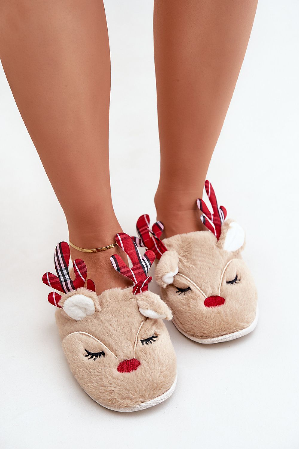  Light beige slippers featuring reindeer fur motif