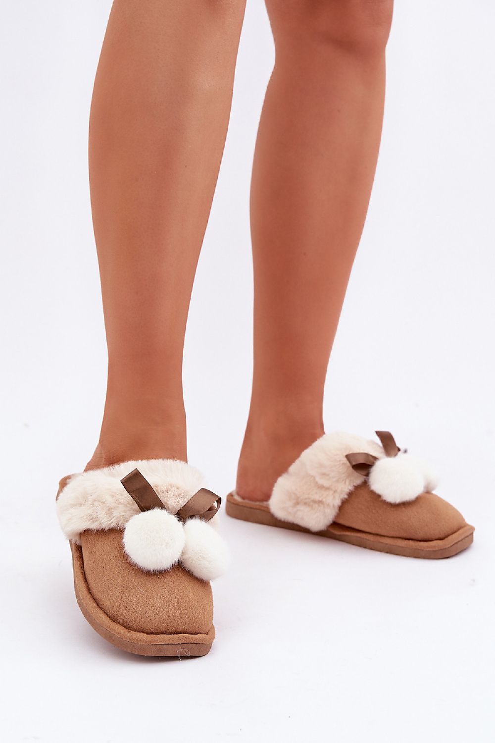  Brown women’s slippers with soft fur lining