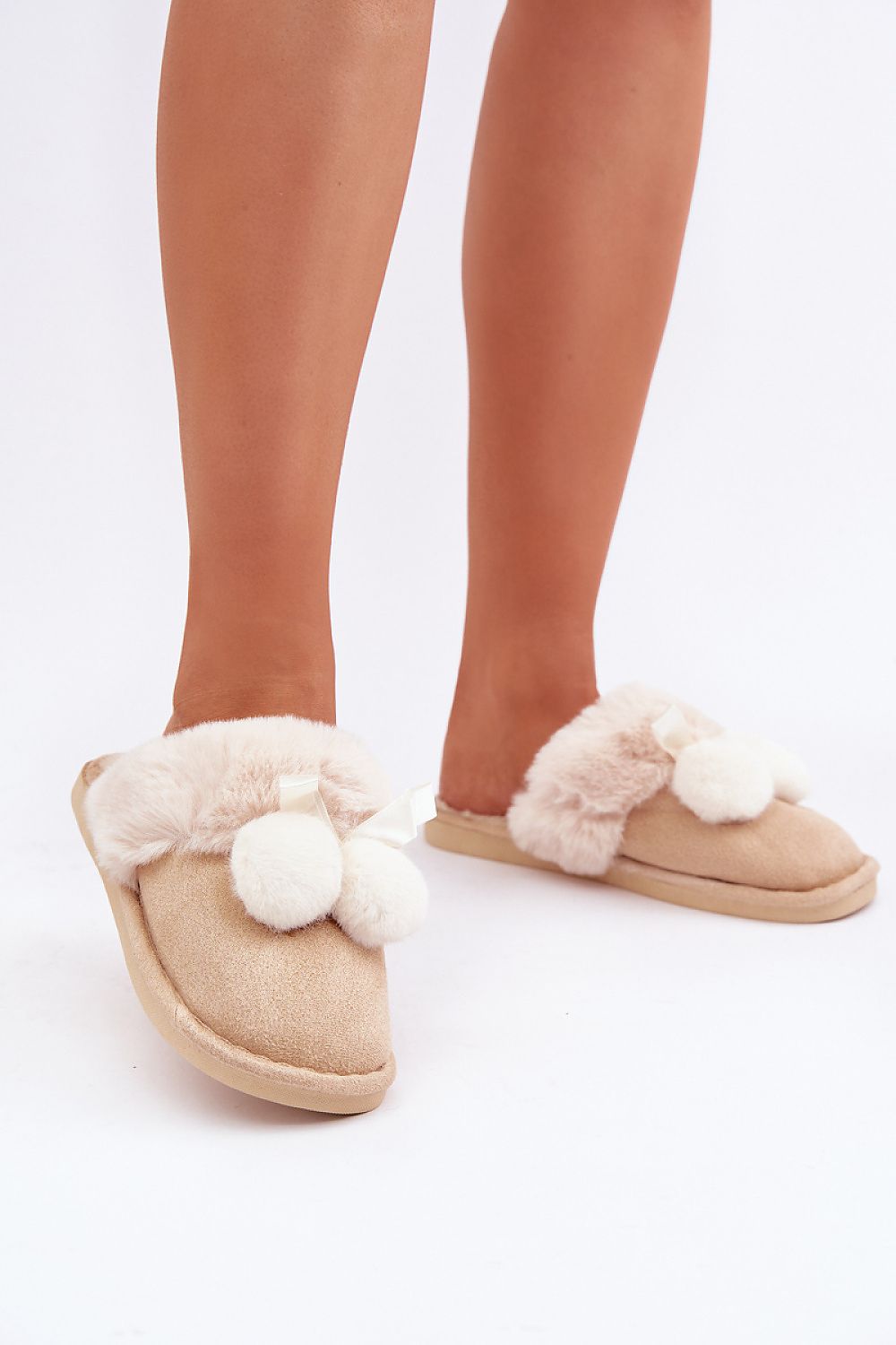  Beige slippers with fluffy fur lining