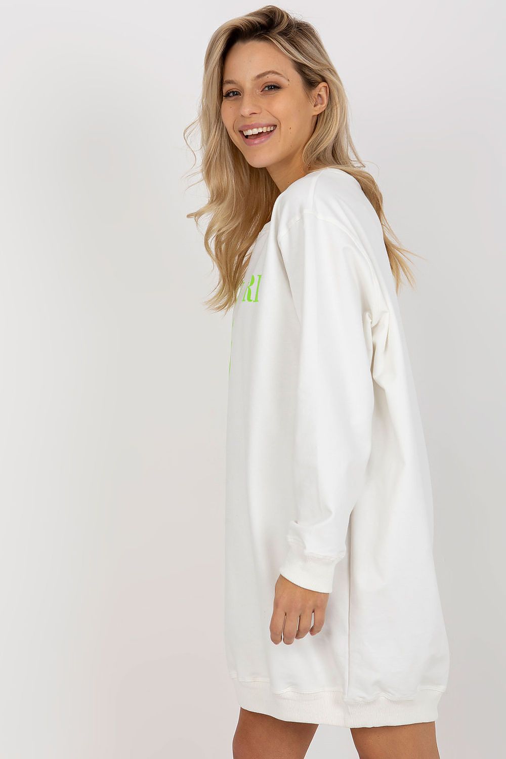  oversized sweatshirt for women with statement print – modern casual style.