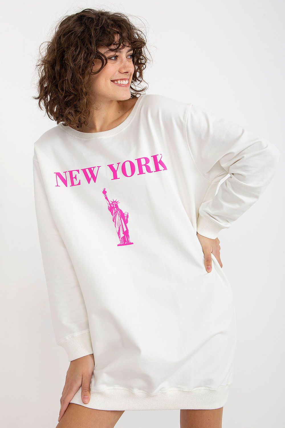  Pink oversized sweatshirt for women with stylish print detail.
