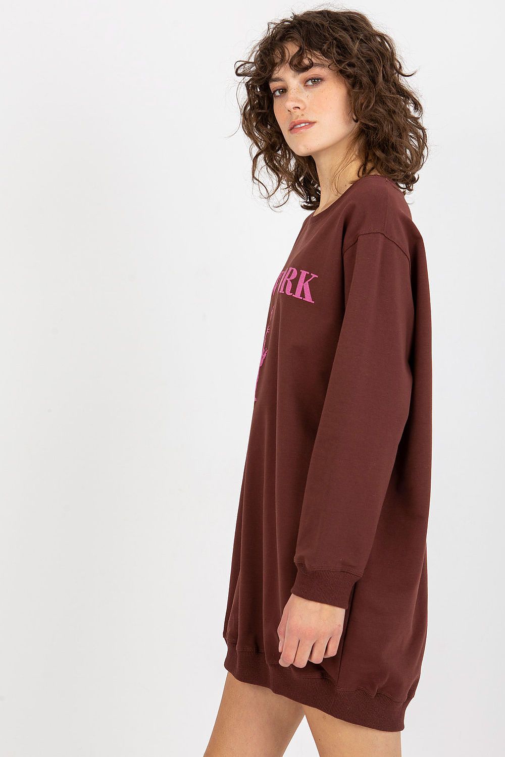  Brown oversized sweatshirt with front graphic – relaxed everyday look.