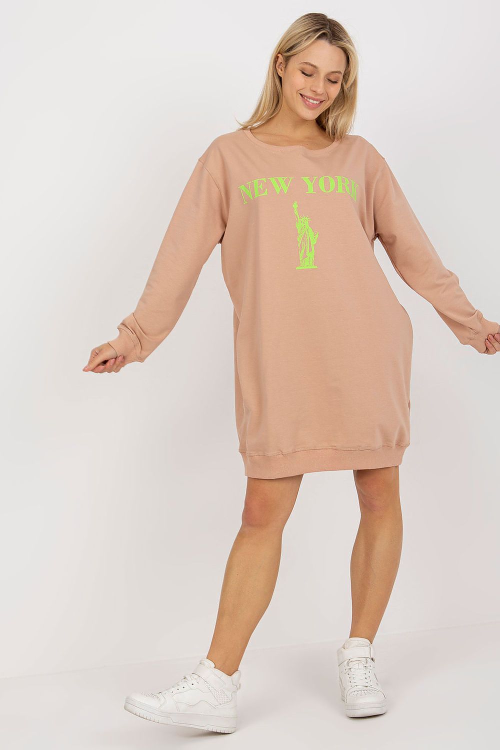  Women’s beige oversized sweatshirt with trendy front print – soft casual look.