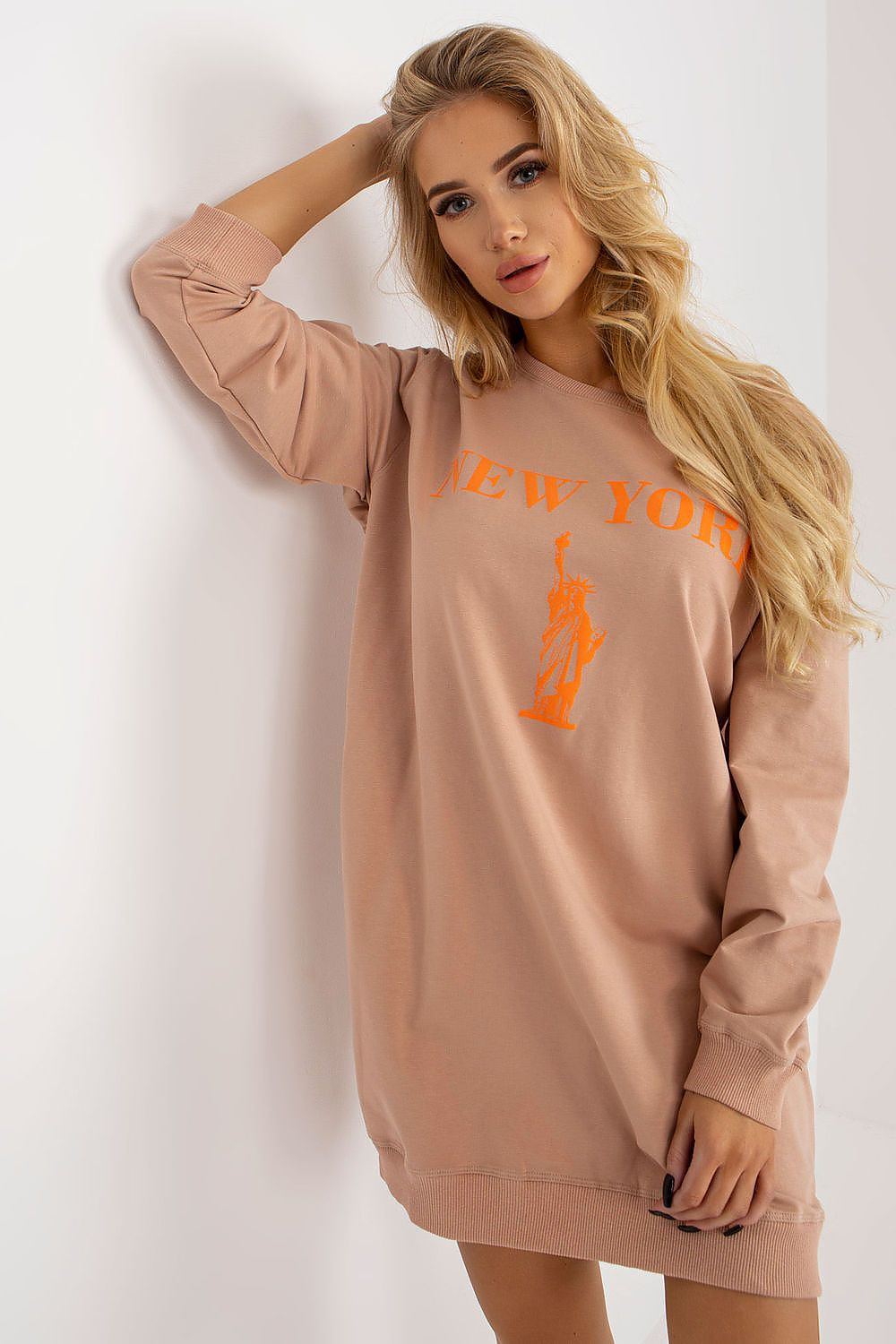  Women’s beige oversized sweatshirt with trendy front print – soft casual look-3