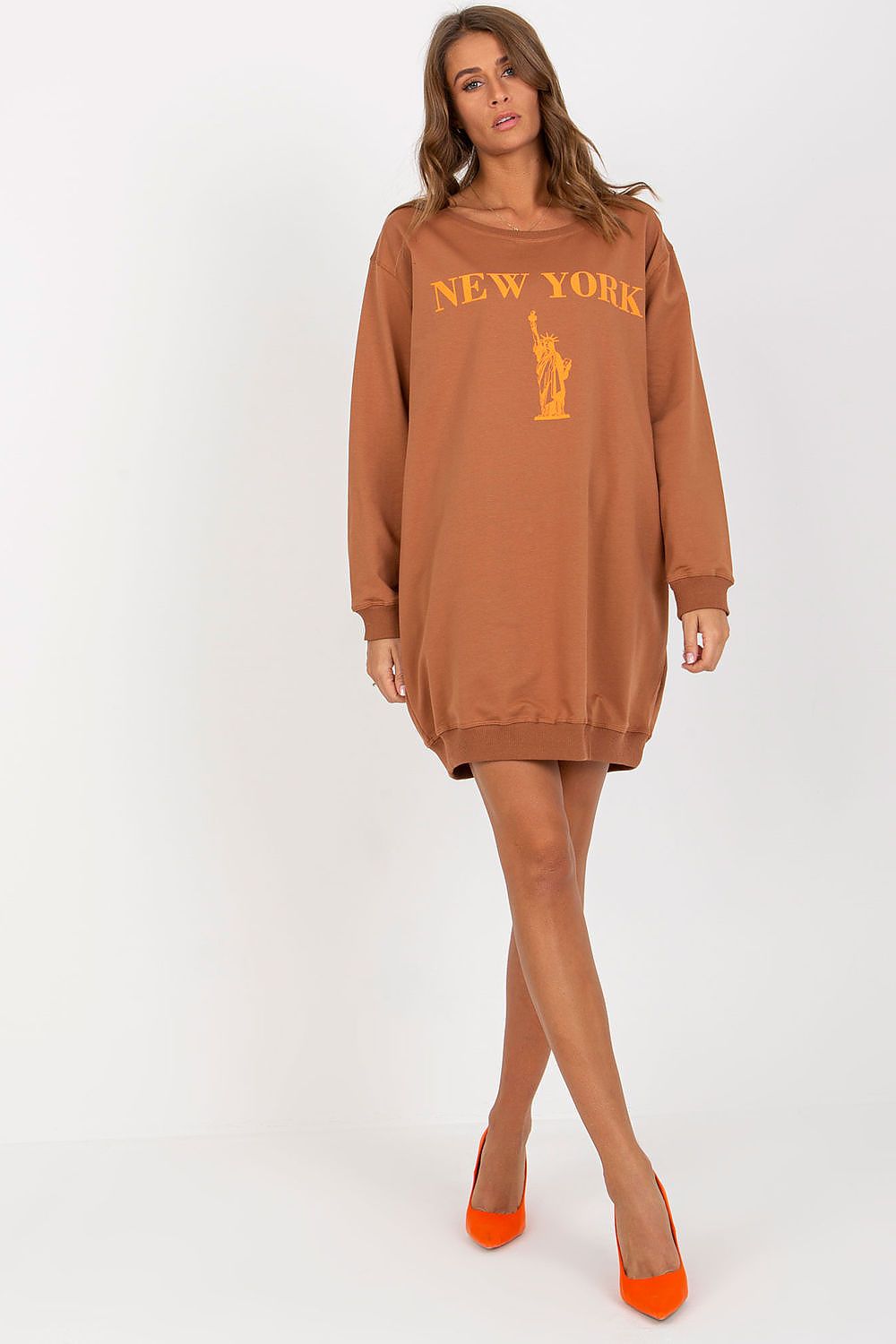  Women’s brown oversized sweatshirt with trendy front print – soft casual look.