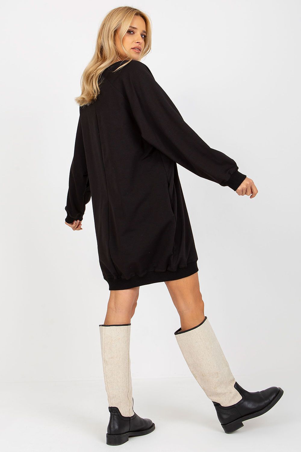  Lifestyle shot of woman wearing black long sweatshirt outdoors, showcasing casual elegance.