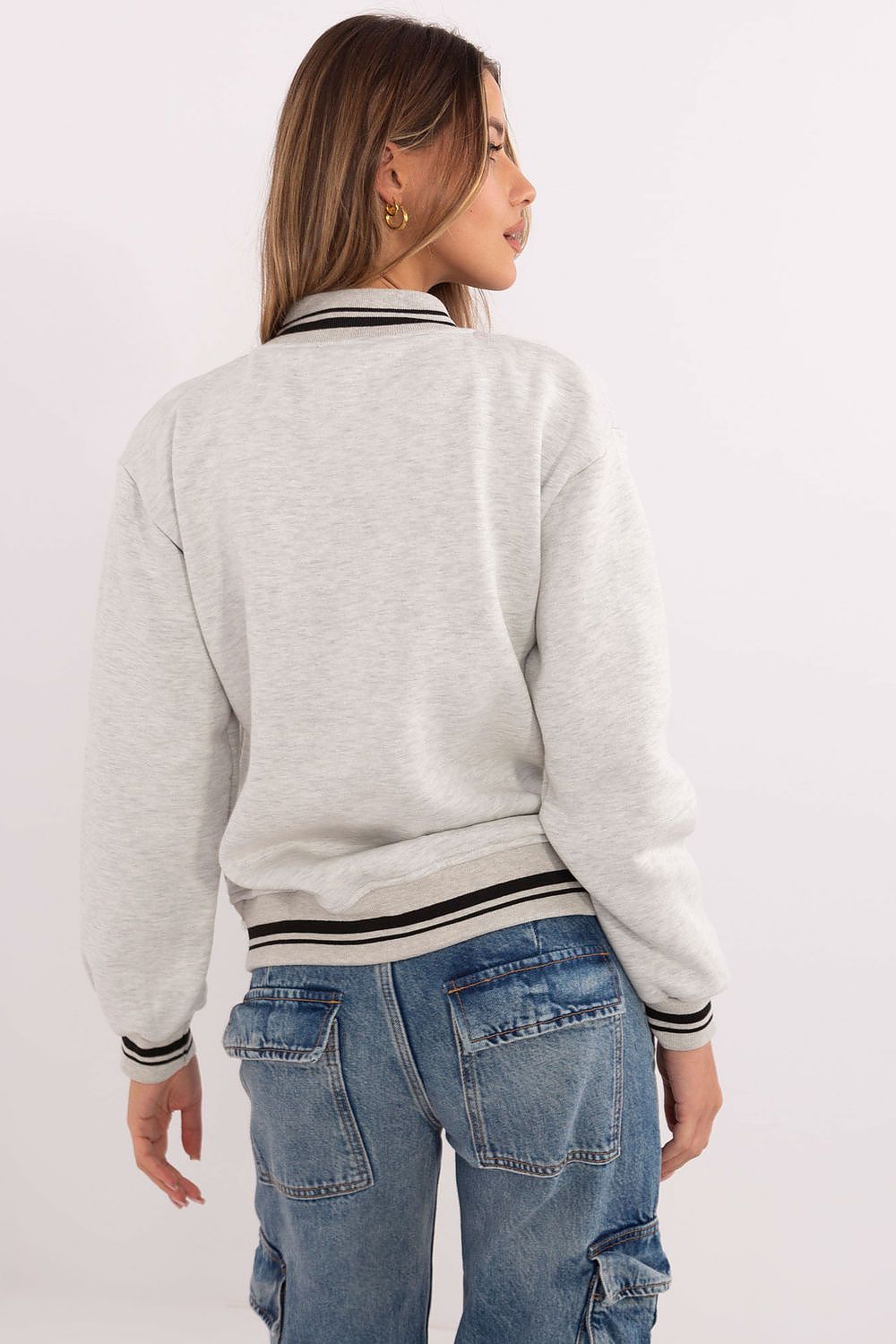Grey cotton blend women’s jacket with sporty ribbed edges and front pockets.