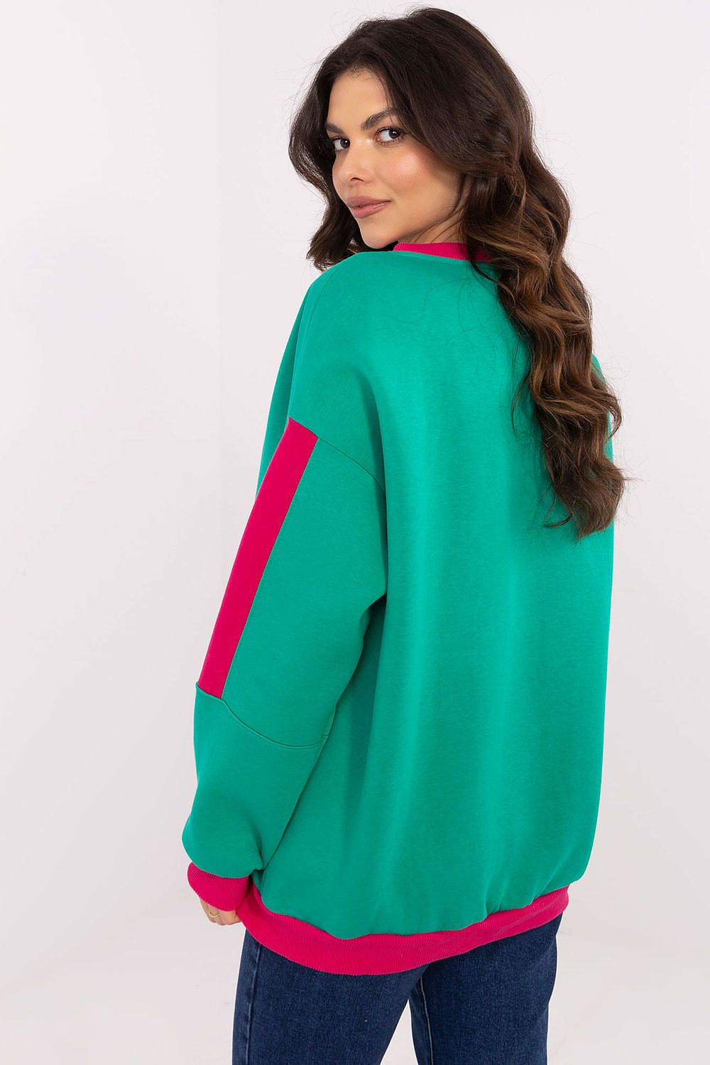  Warm insulated green sweatshirt, casual and comfortable design.