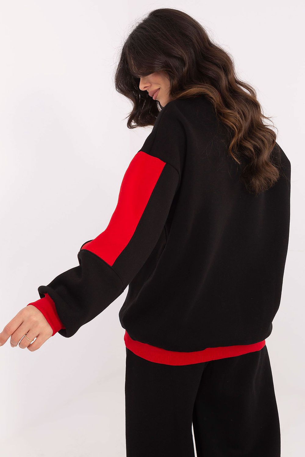casual sweatshirt with patches and ribbed cuffs. 