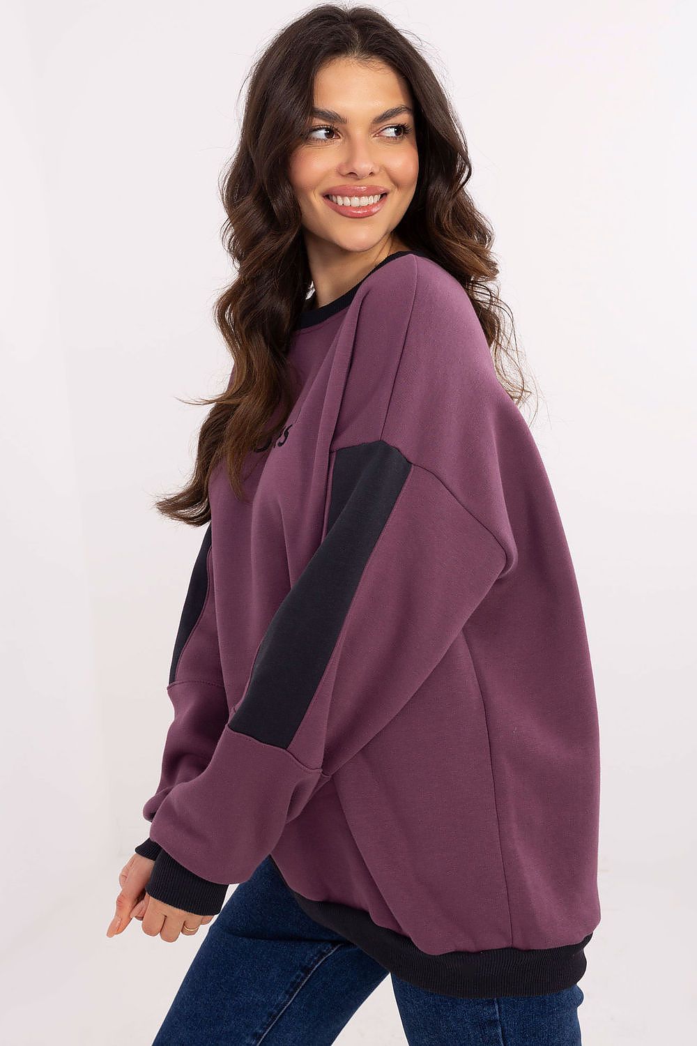 Soft violet cotton blend sweatshirt with round neck and long sleeves.