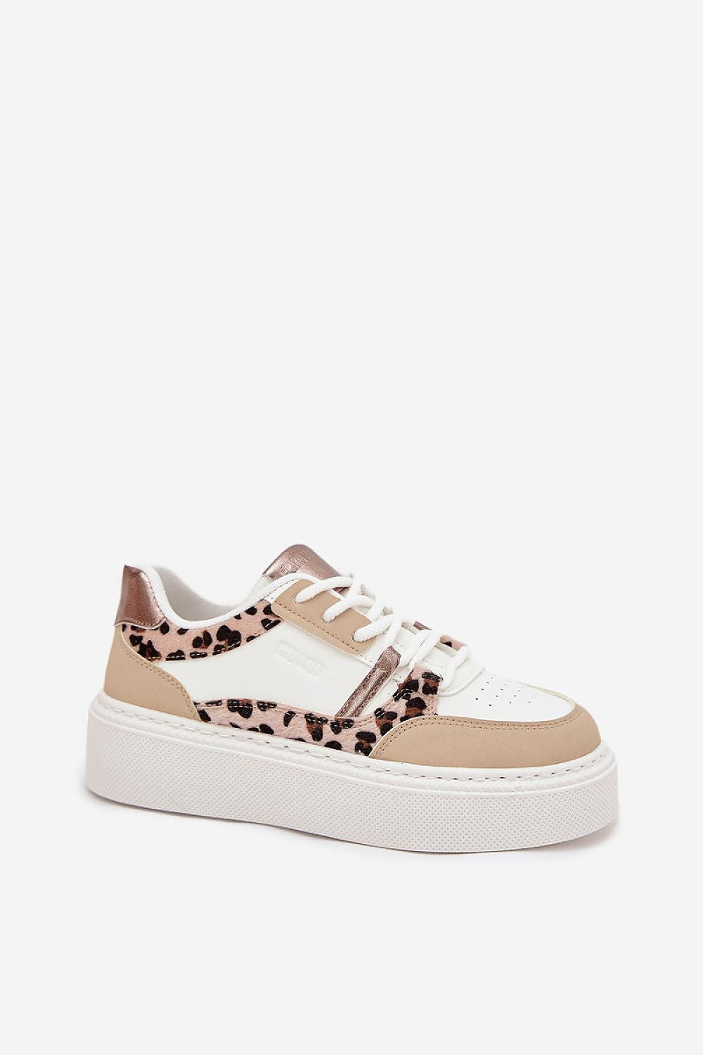  Standalone image – White 2 Big Star sneakers on neutral backdrop.