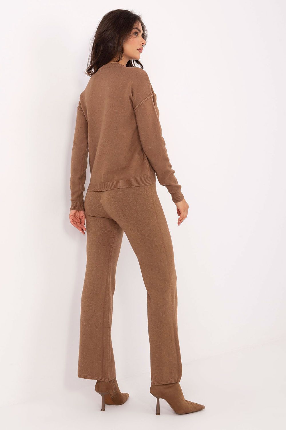 Back view – Women’s sweater and pants set highlighting comfort and elastic fit.