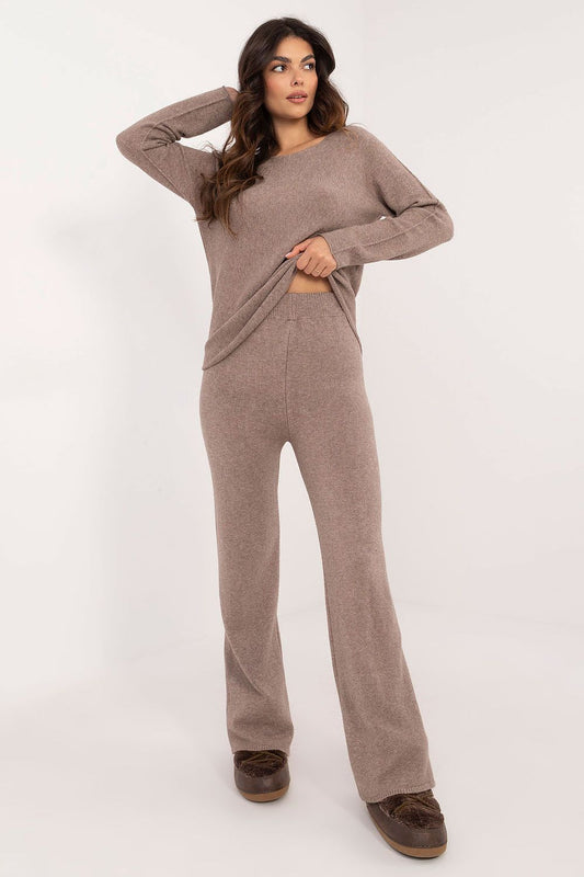  Casual women’s sweater set with round-neck sweater and wide-leg pants – front view.