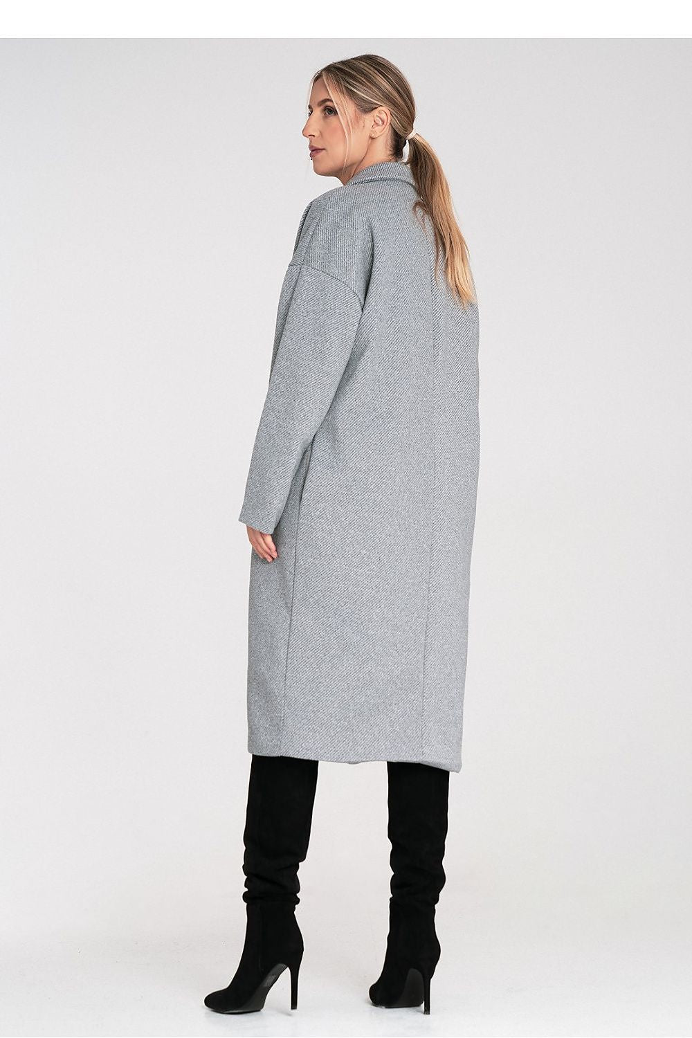  longline coat with classic lapel collar and button fastening.