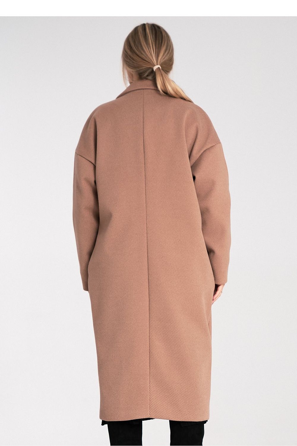  longline coat with classic lapel collar and button fastening.-2