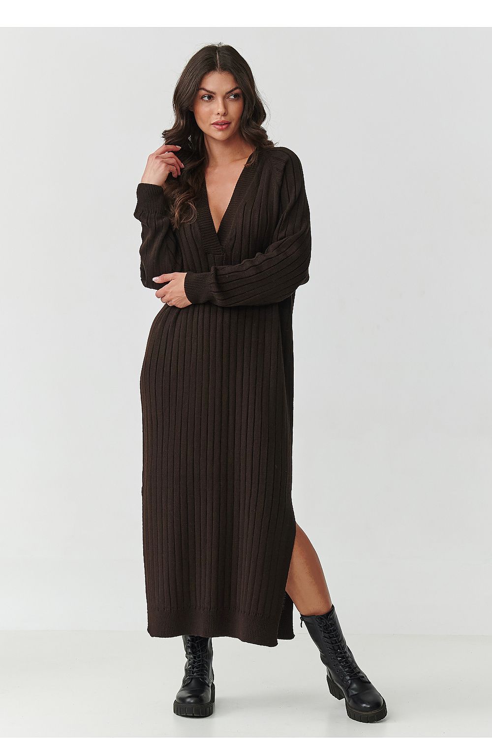  Women's brown long ribbed V-neck sweater dress with side slits