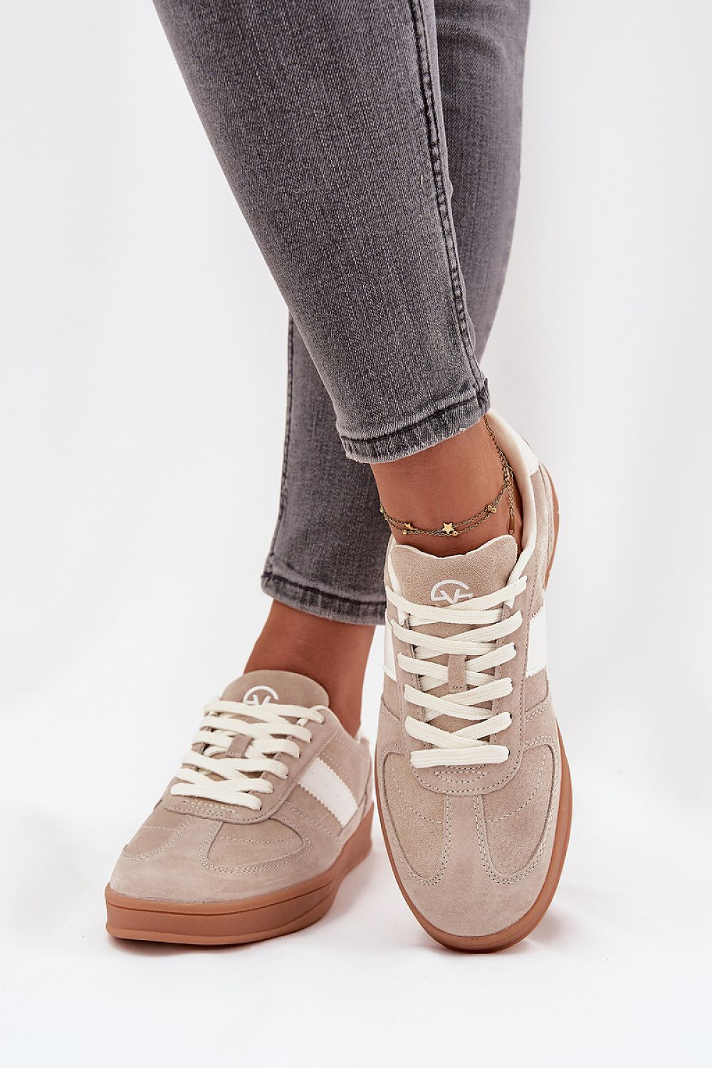 Front view – Beige Vinceza natural suede sneakers with low cut and rounded toes.