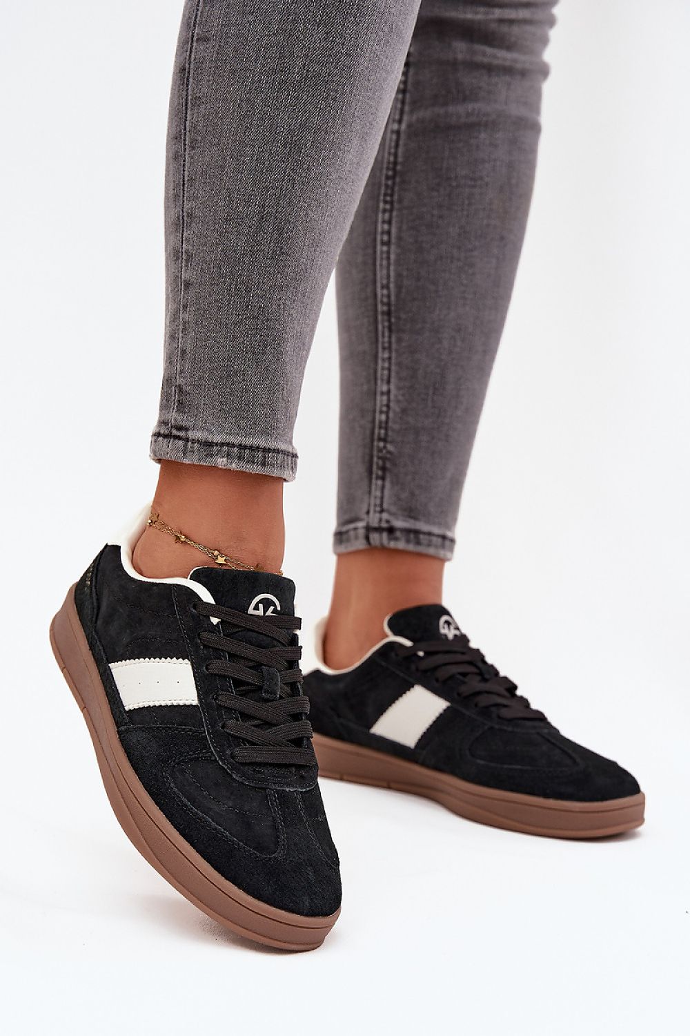 Side view – Black sneakers showing comfortable fit and urban style.