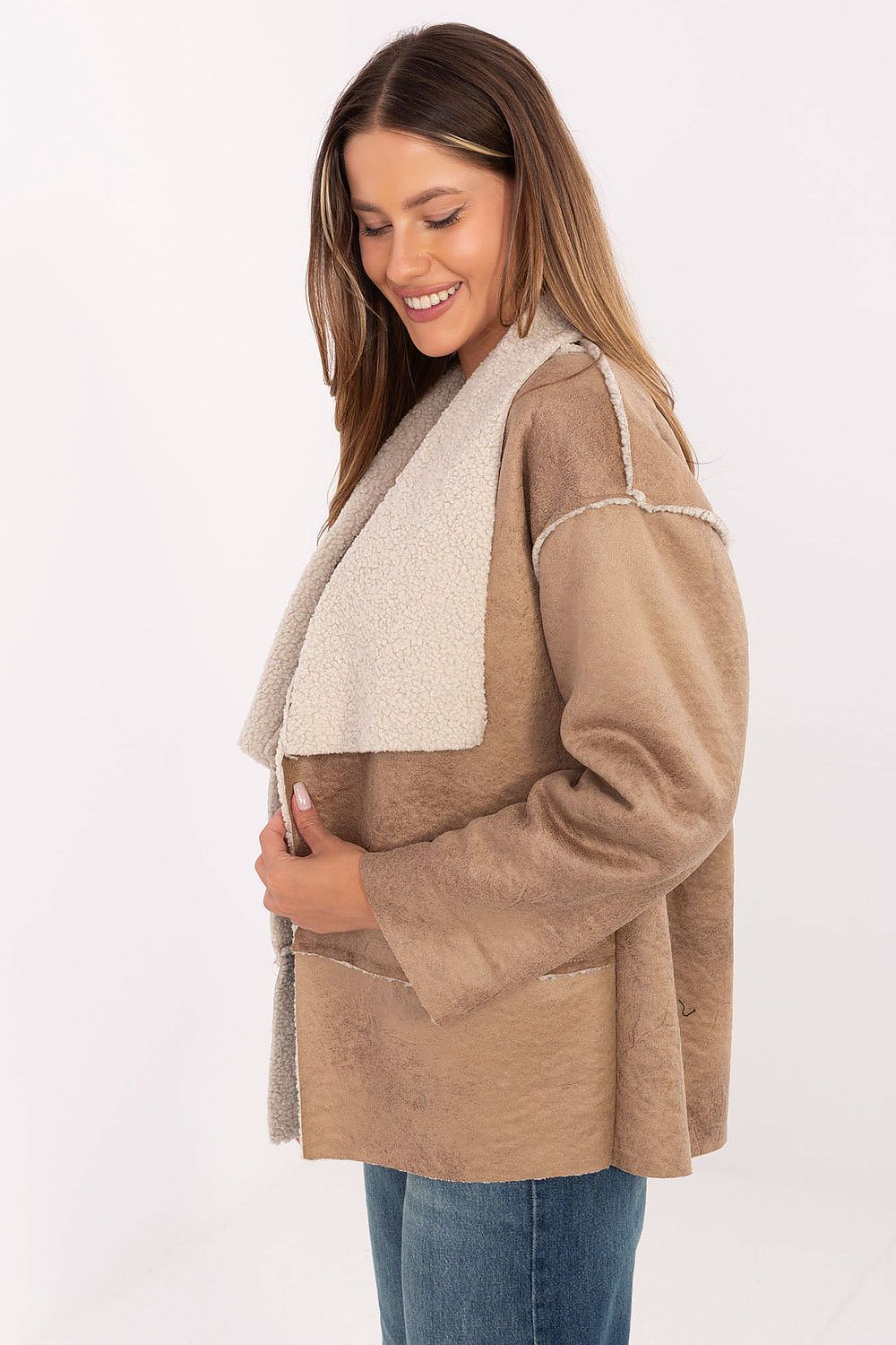  Beige open women’s jacket showing fur lapel detail – close-up