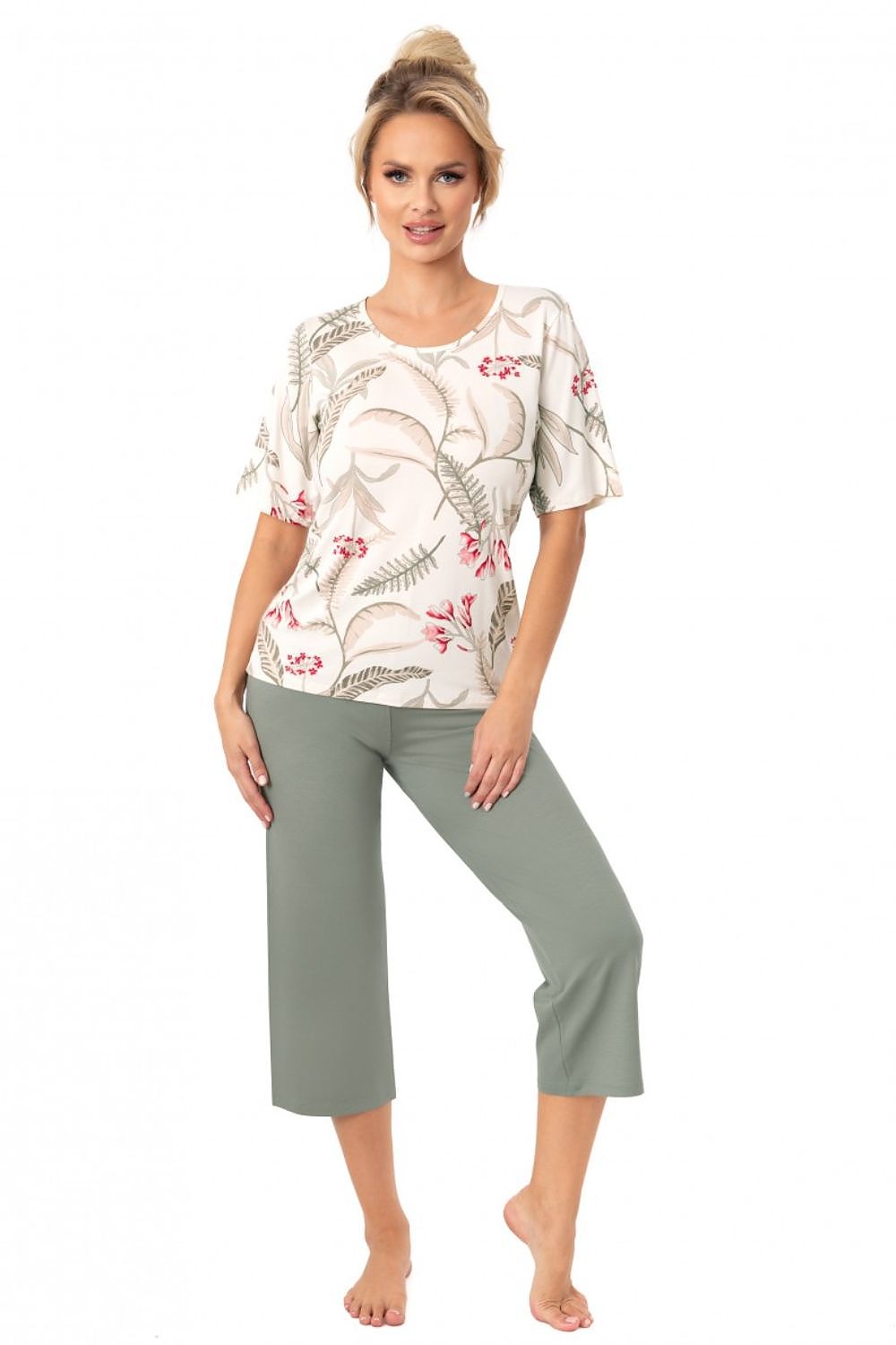  Women's green viscose pyjama set with short-sleeved printed top and three-quarter-length trousers
