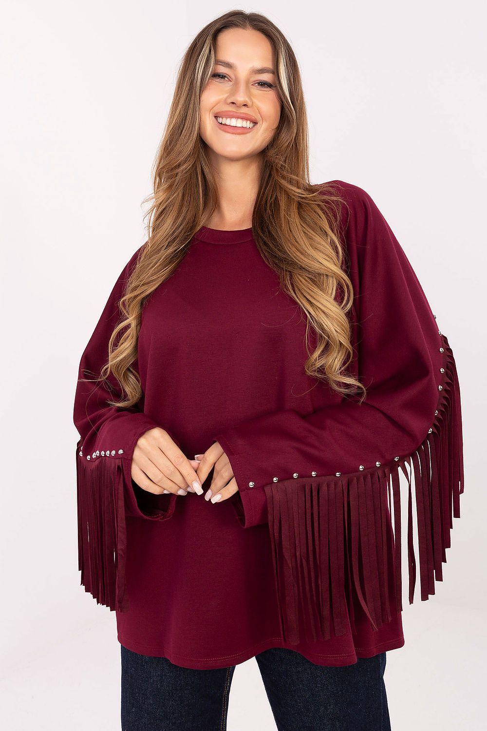 Red fringed sweatshirt with studded sleeves and round neckline in casual outfit