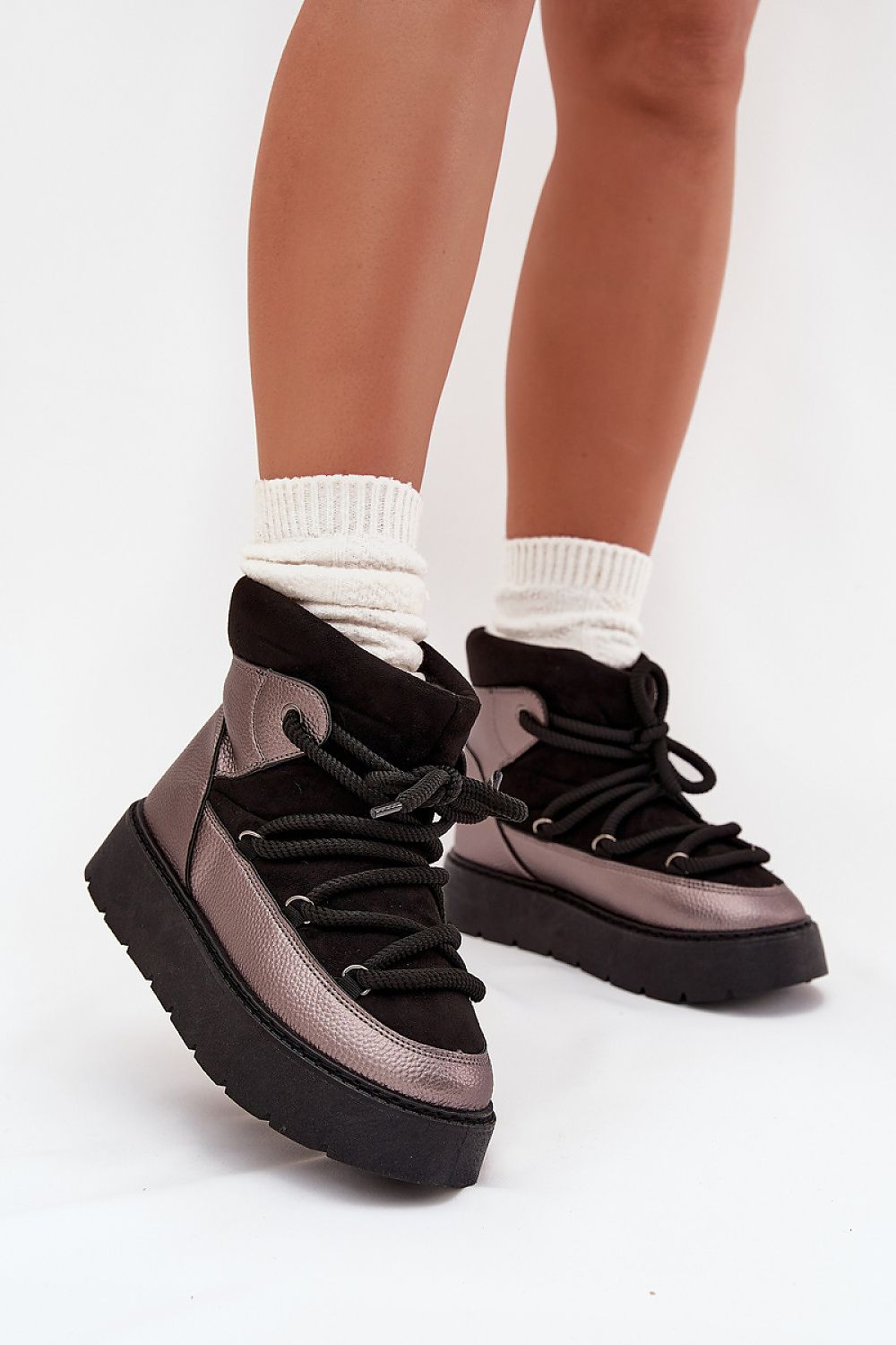 Front view black of women’s low snow boots with thick lacing and fur lining