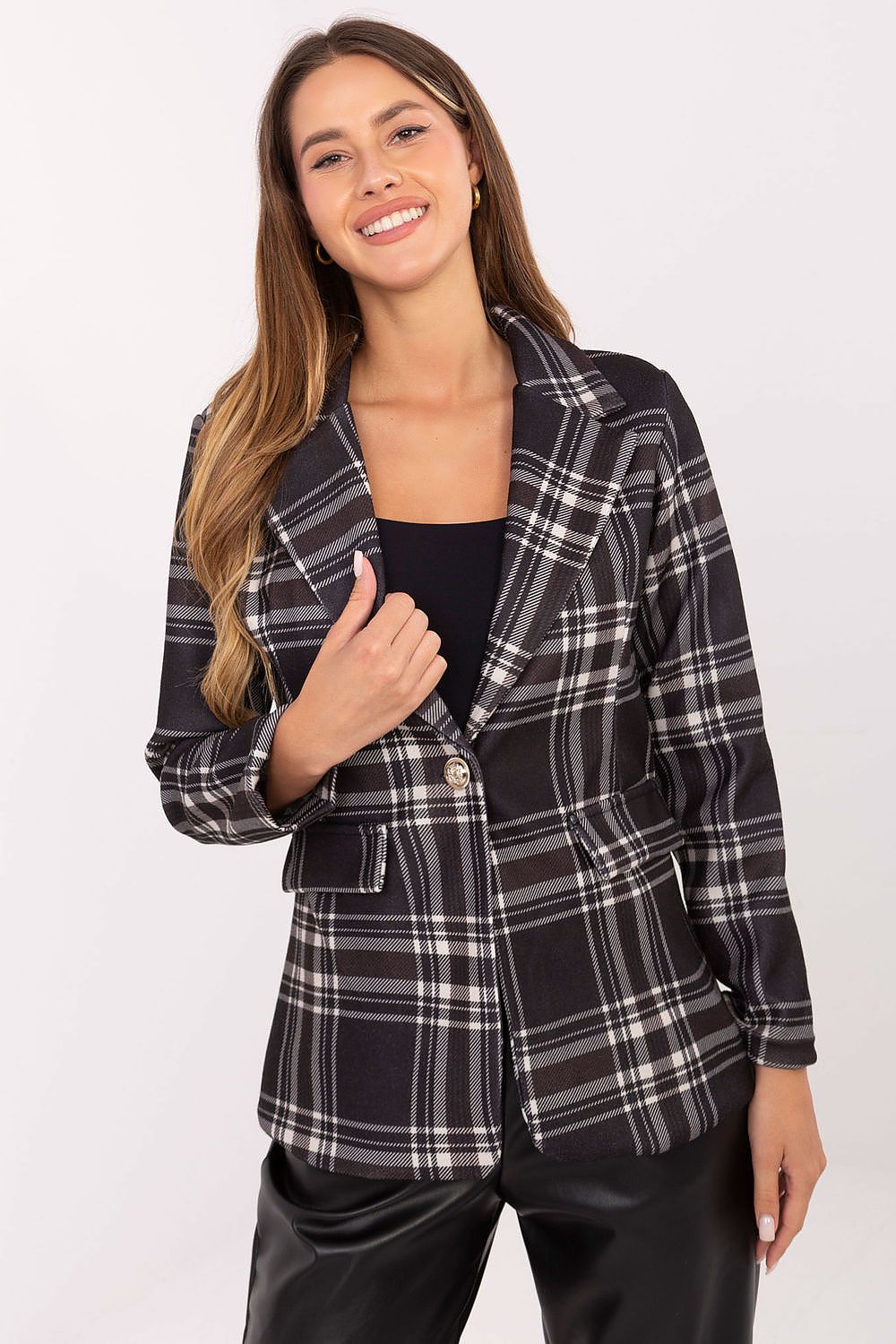  Model in checkered blazer front view – Woman wearing a checkered casual blazer with lapels and a single button, styled with trousers for an elegant everyday look.