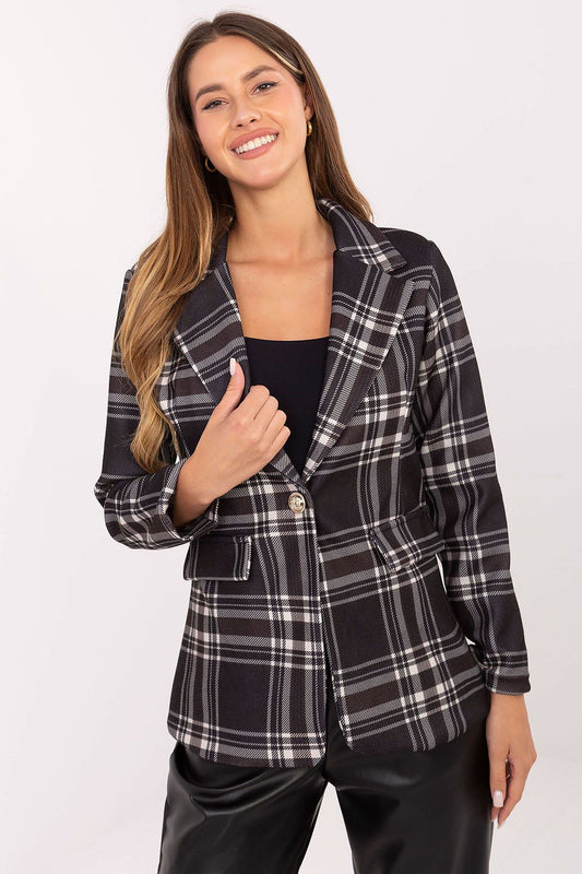  Model in checkered blazer front view – Woman wearing a checkered casual blazer with lapels and a single button, styled with trousers for an elegant everyday look.