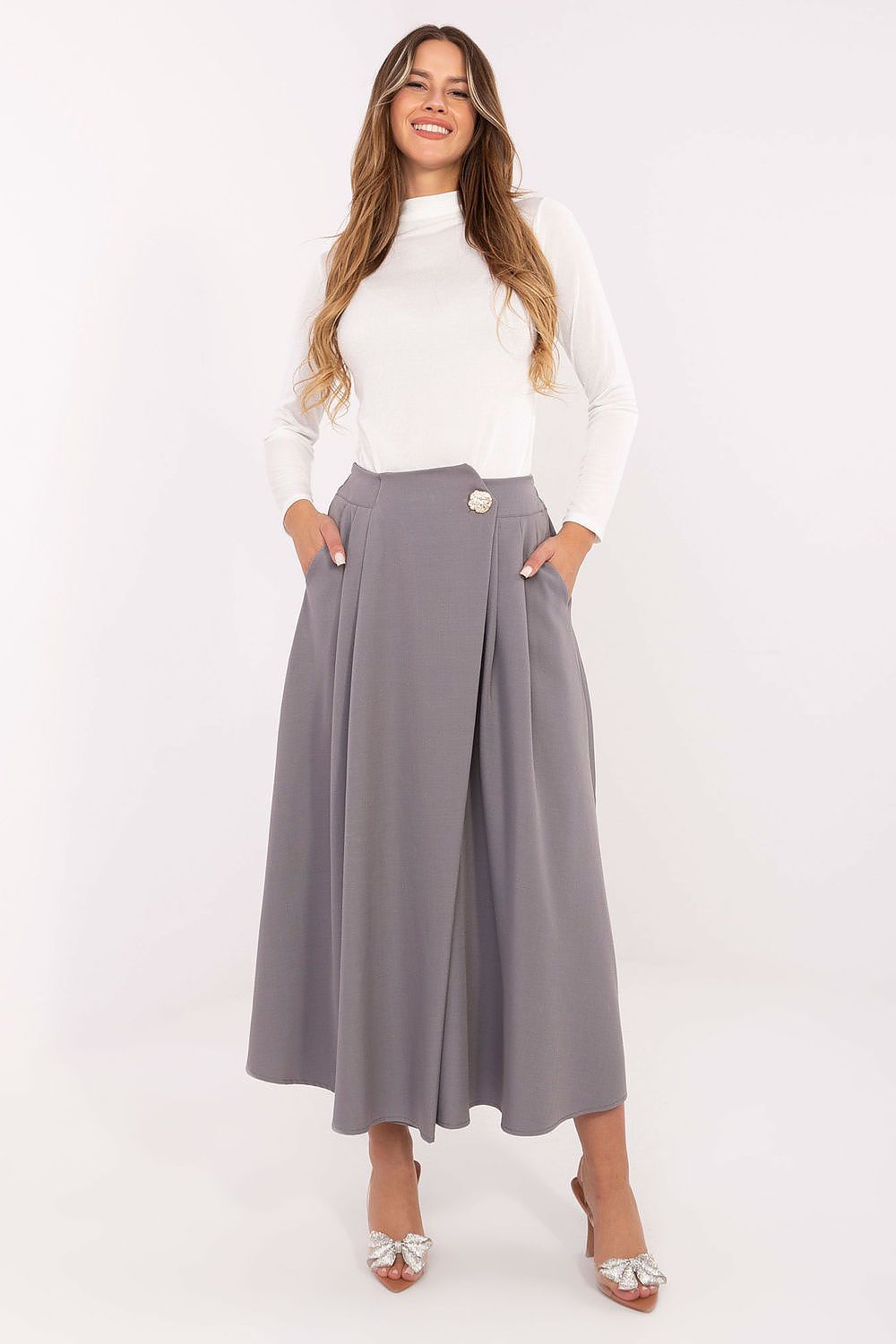 Elegant pleated midi skirt with side pockets – front view.