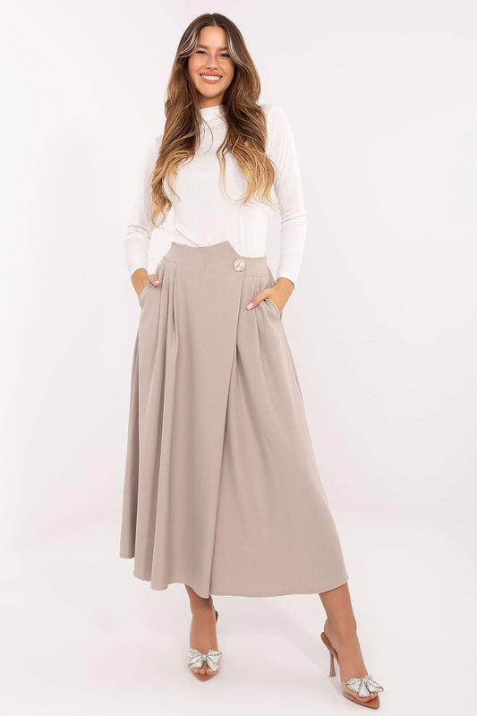 Elegant pleated midi skirt with side pockets – front view in beige