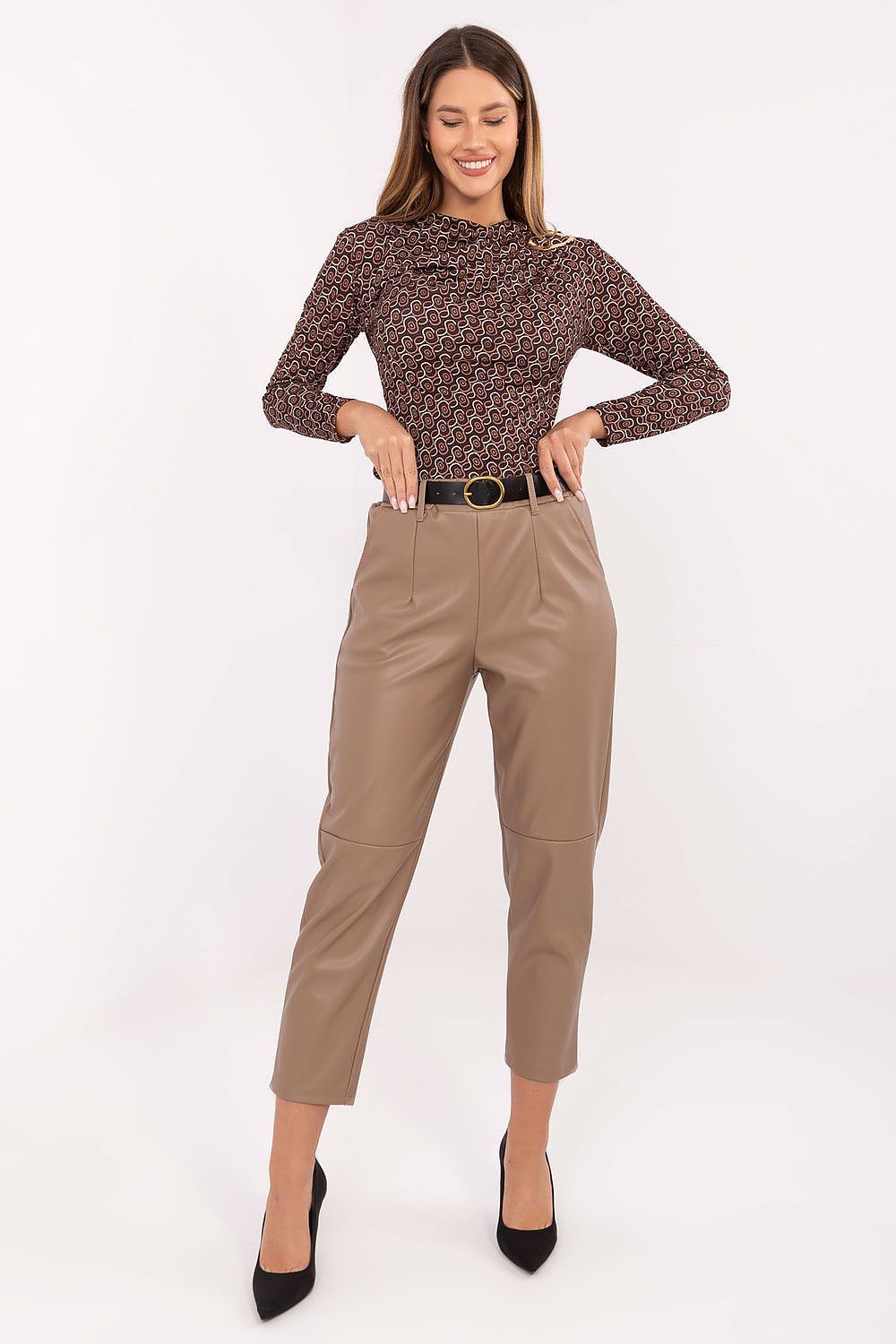 Beige leatherette pants with belt and high waist – front view.