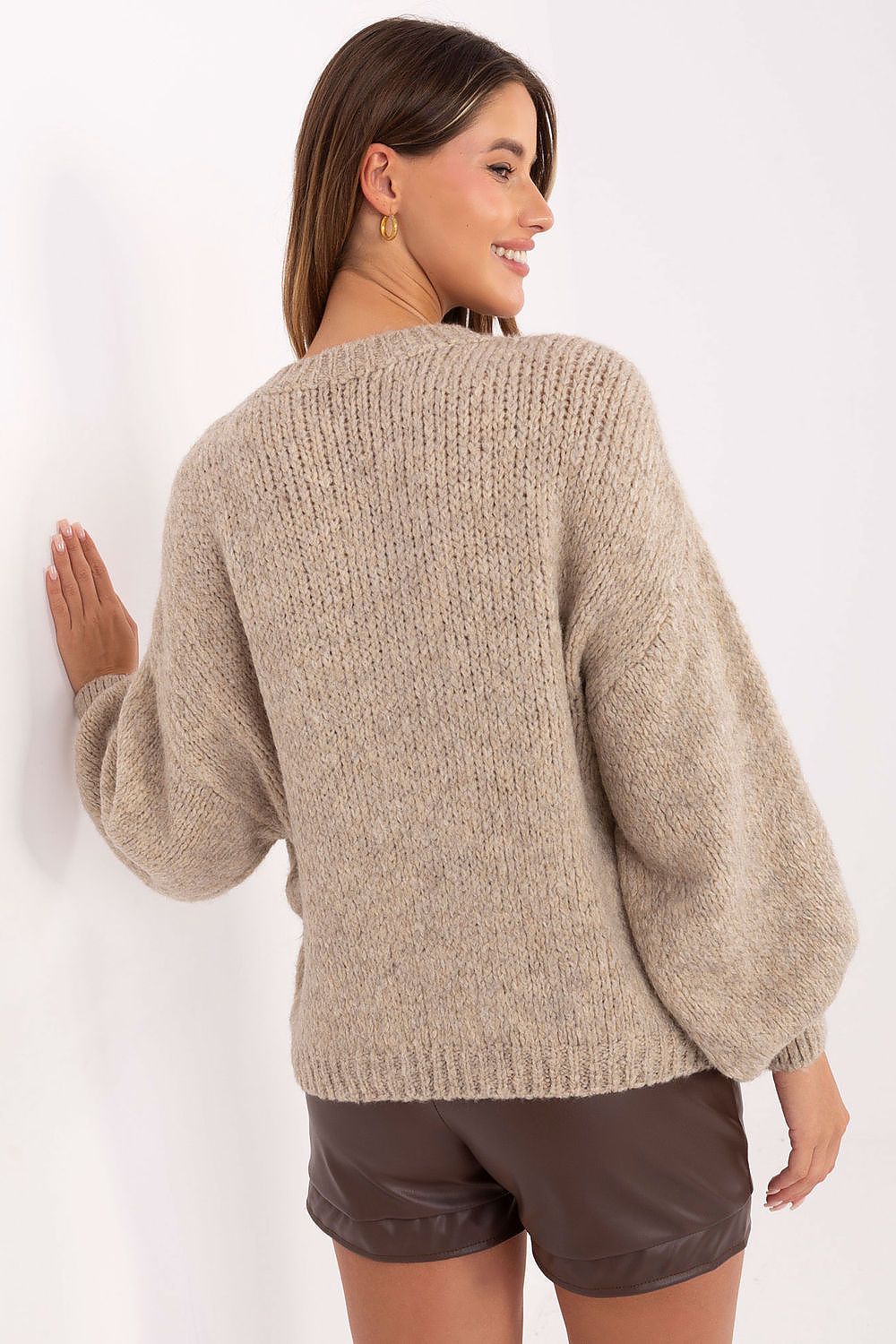 Stylish everyday sweater with round neckline – detail view