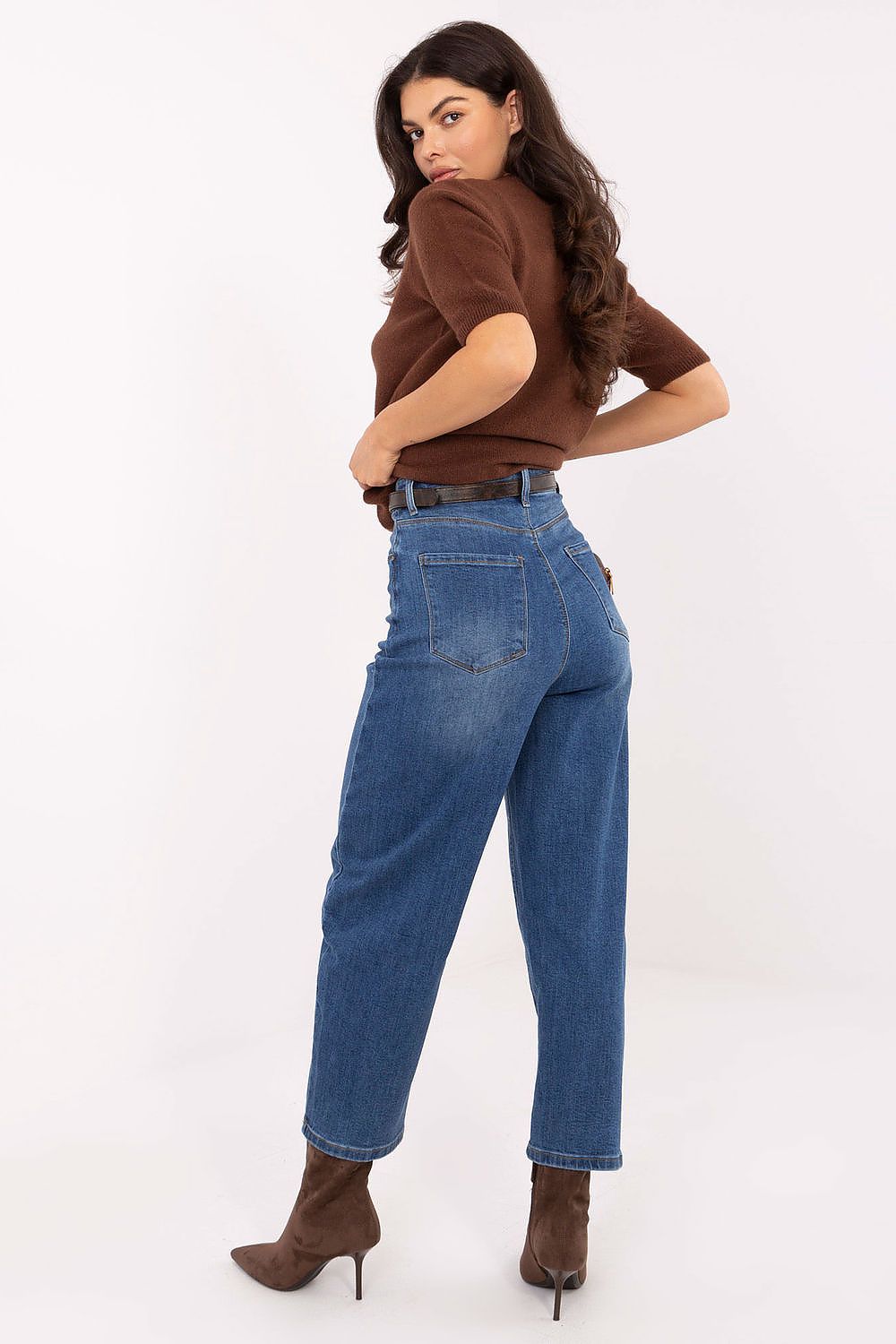  Back view of women’s balloon jeans showing pockets and relaxed fit.e 