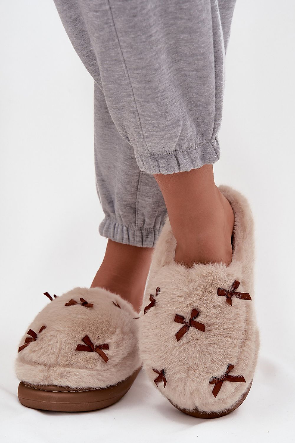  Women’s fur slippers with bows front view