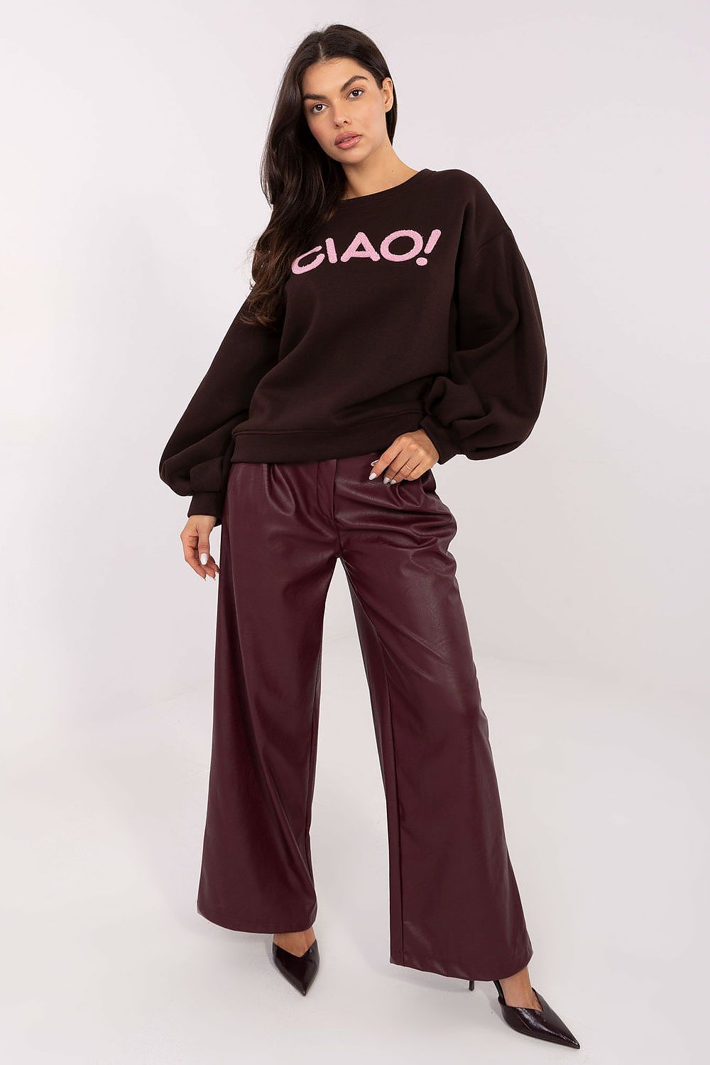  women’s sweatshirt with puffy long sleeves and round neckline