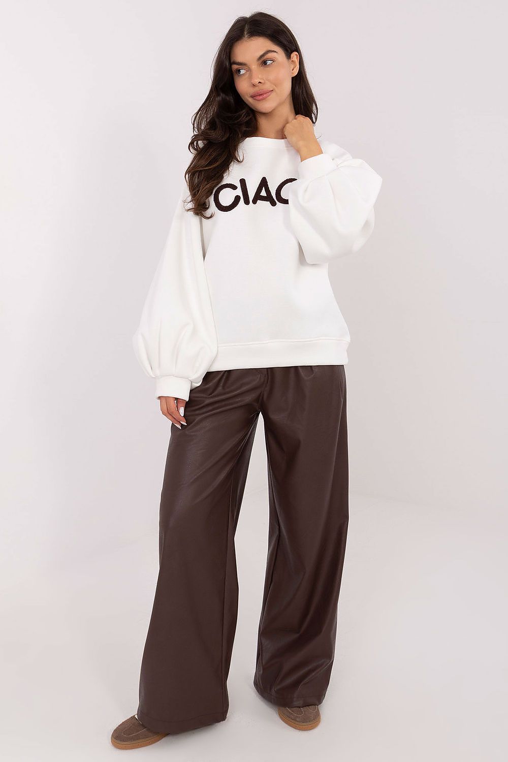  women’s sweatshirt with puffy long sleeves and round neckline-white